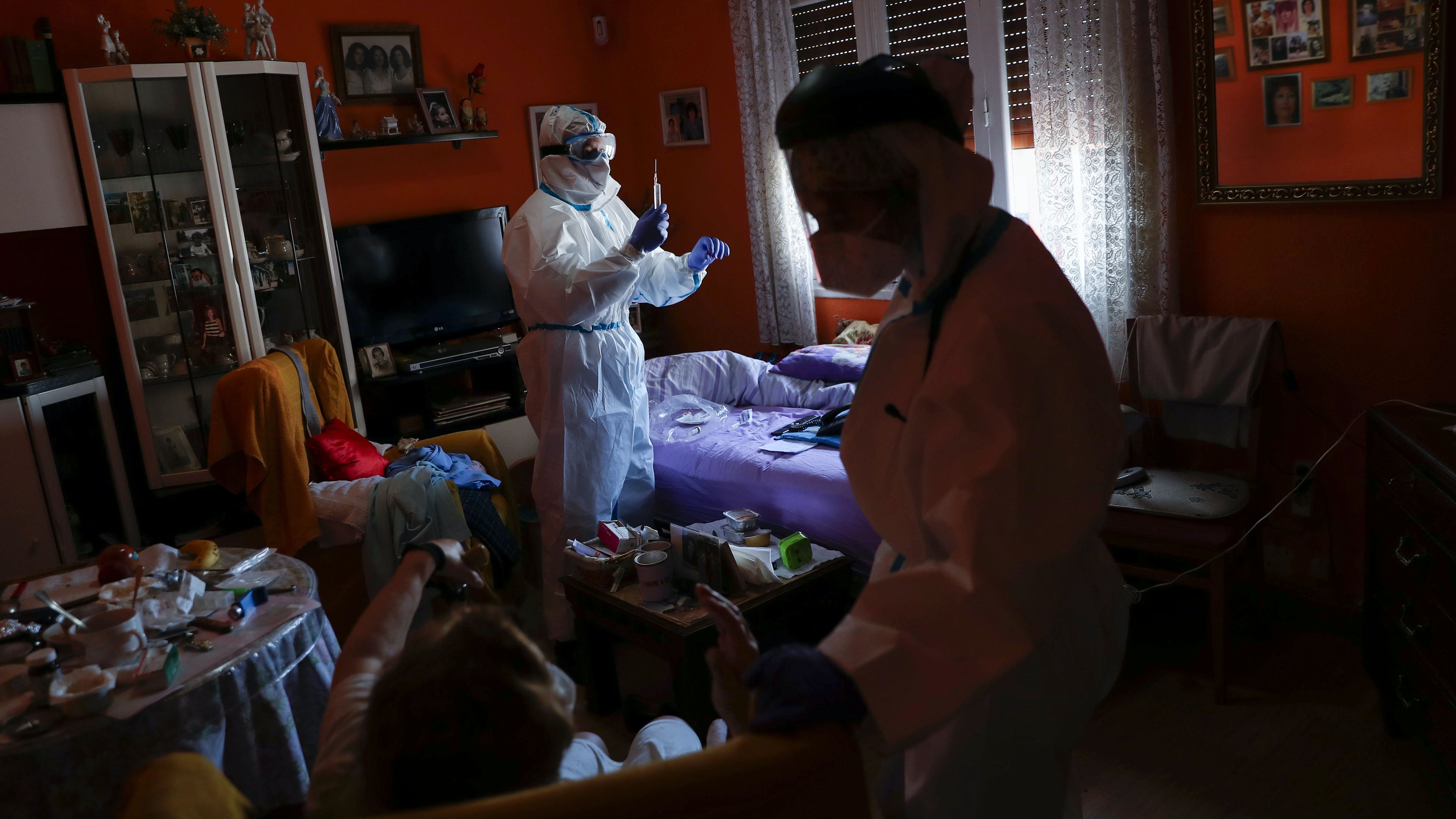 Sanitarios del SUMMA atienden a una persona con coronavirus en Madrid.