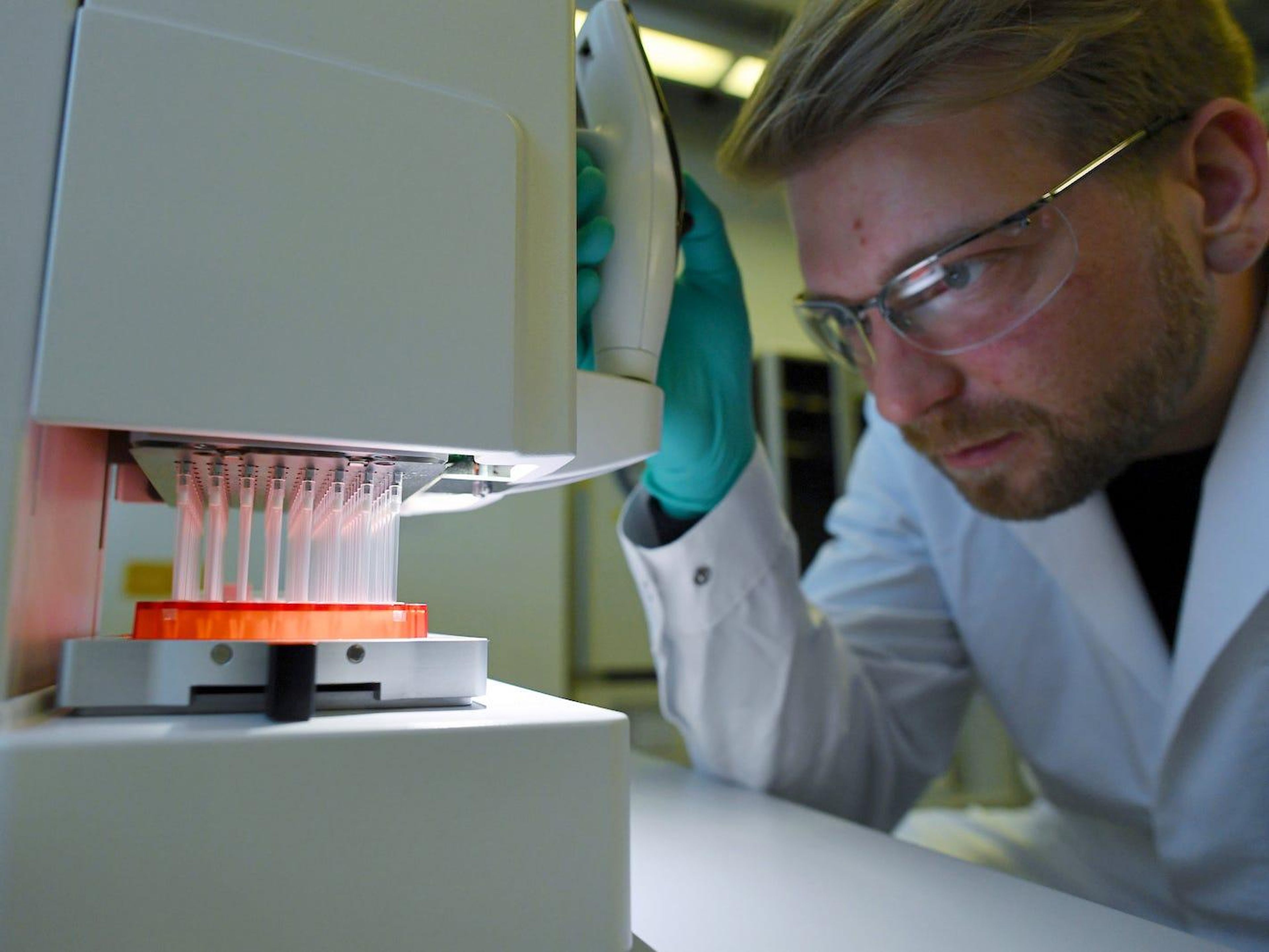 Un científico en Alemania trabaja en una vacuna candidata contra el coronavirus.