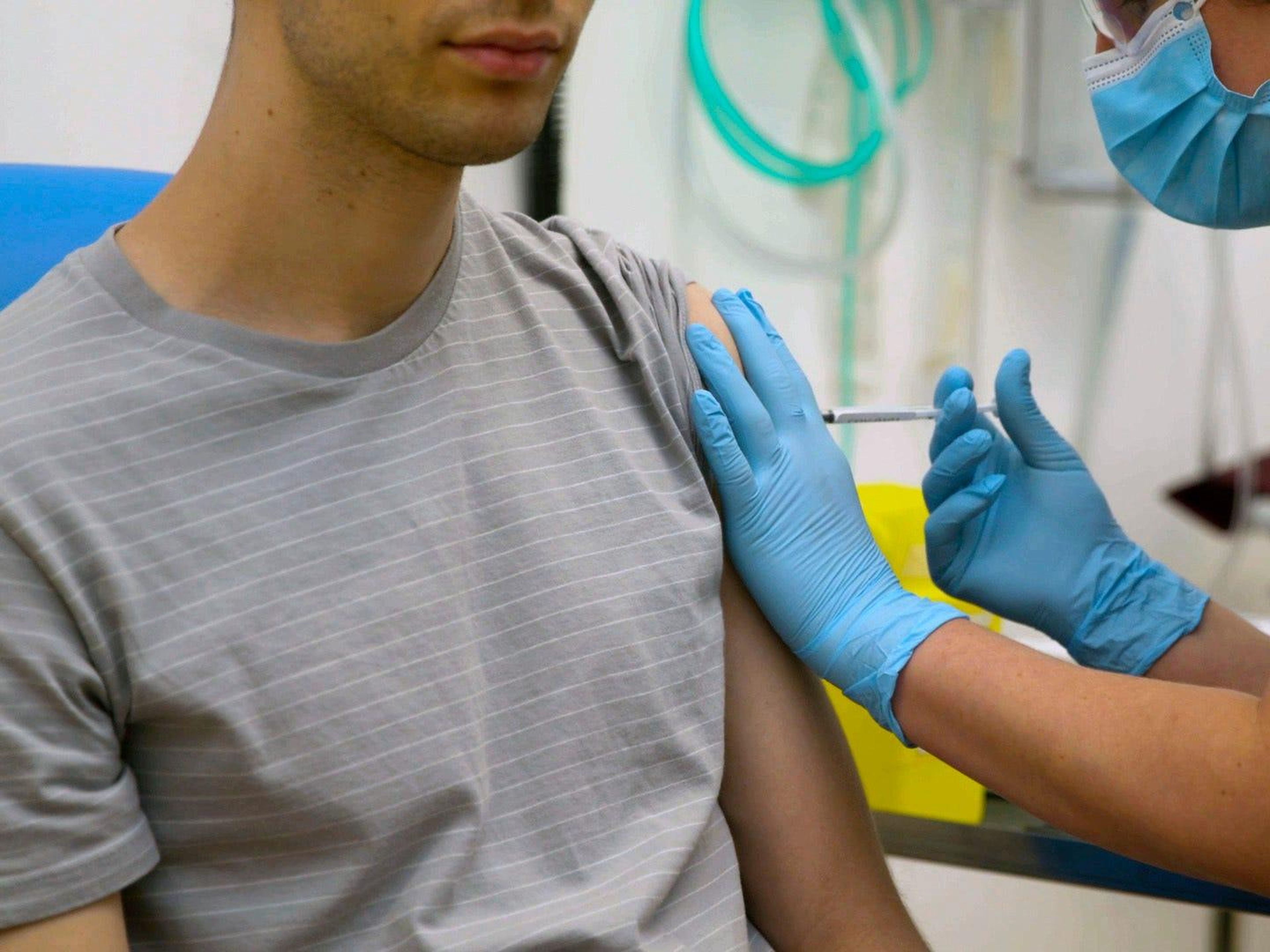 Una captura de pantalla del video emitido por la Universidad de Oxford muestra a un voluntario siendo inyectado con una vacuna experimental COVID-19 en Reino Unido.
