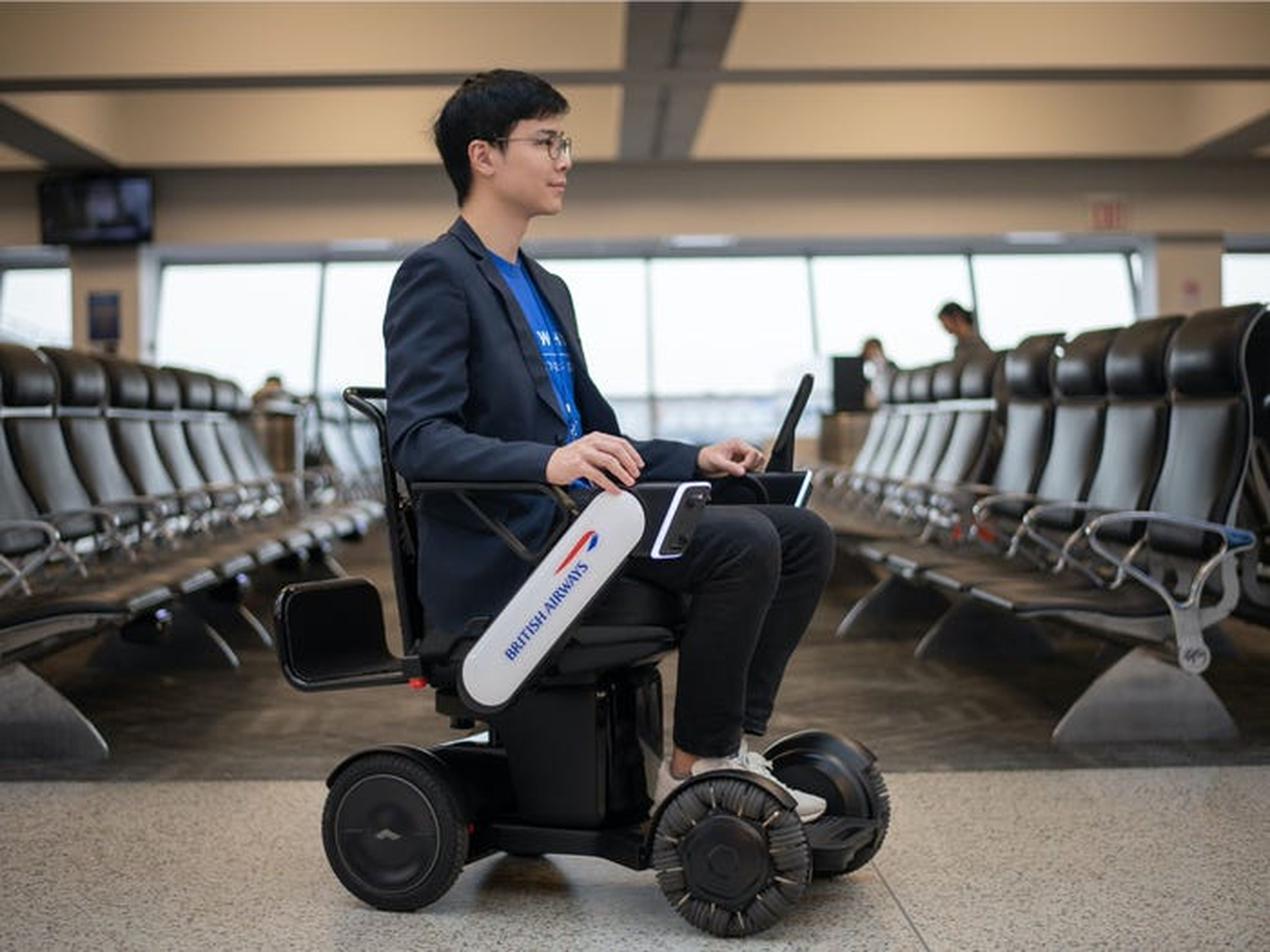 British Airways ha empezado a probar una silla de ruedas autónoma en el aeropuerto de JFK.