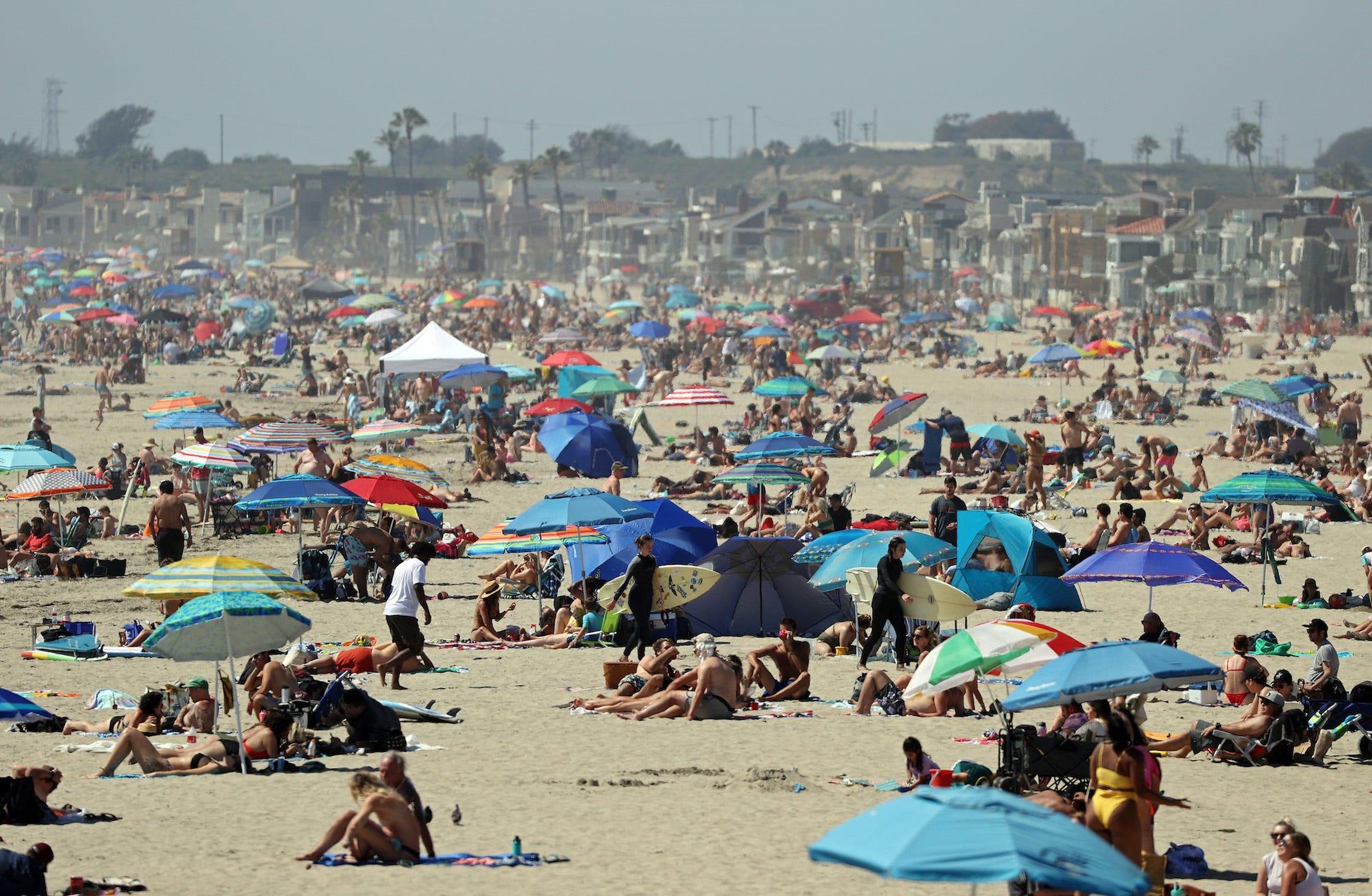 Las playas de Newport, California, a rebosar a finales de abril.