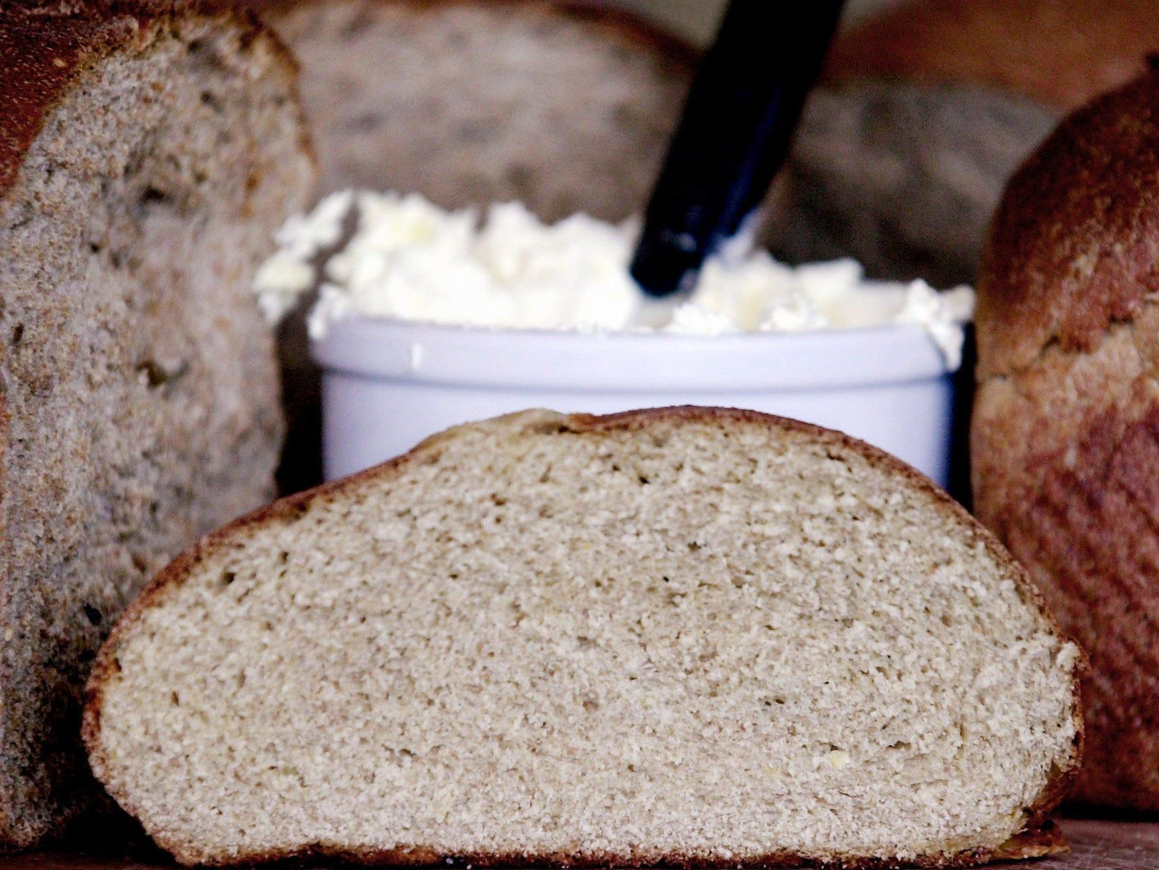 El pan detiene la aglomeración del azúcar moreno.