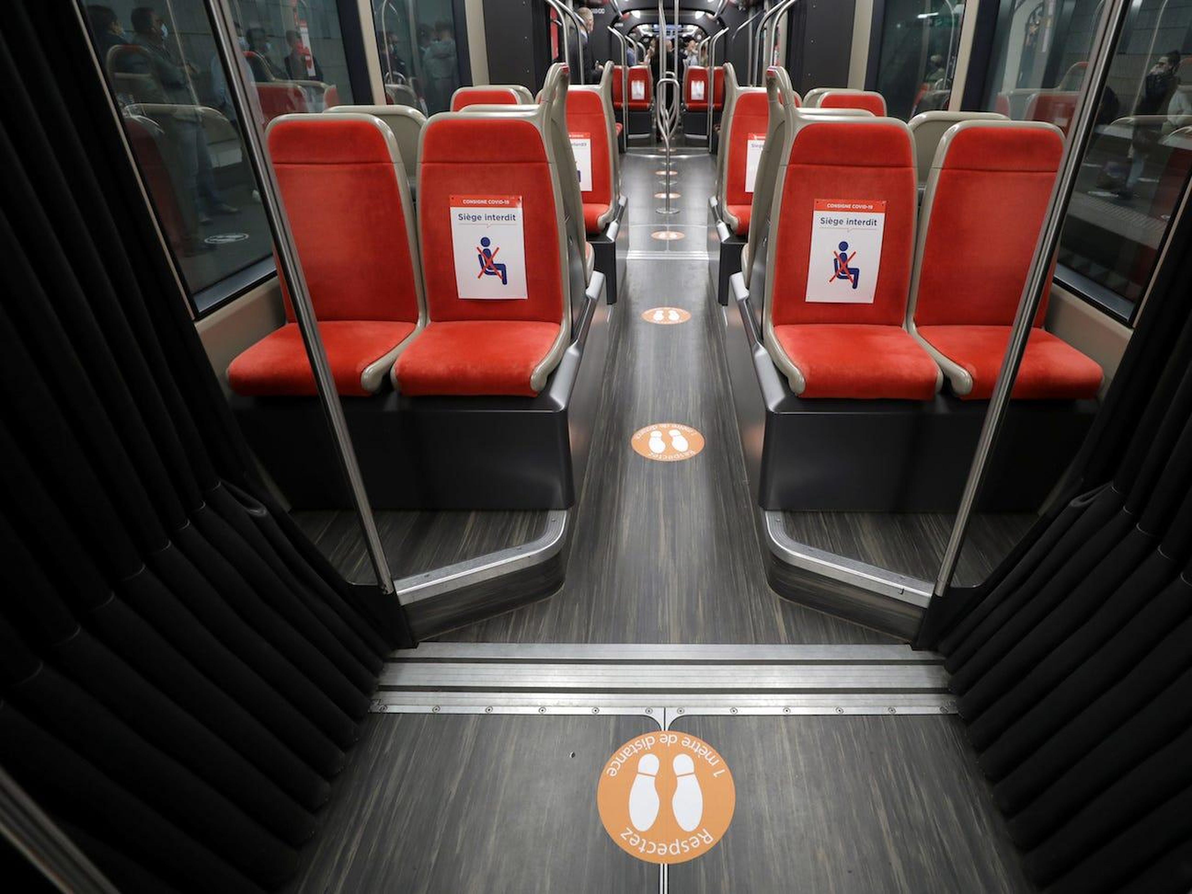 Círculos en el suelo que indican dónde sentarse y estar de pie en un tranvía en Niza, Francia, el 6 de mayo.