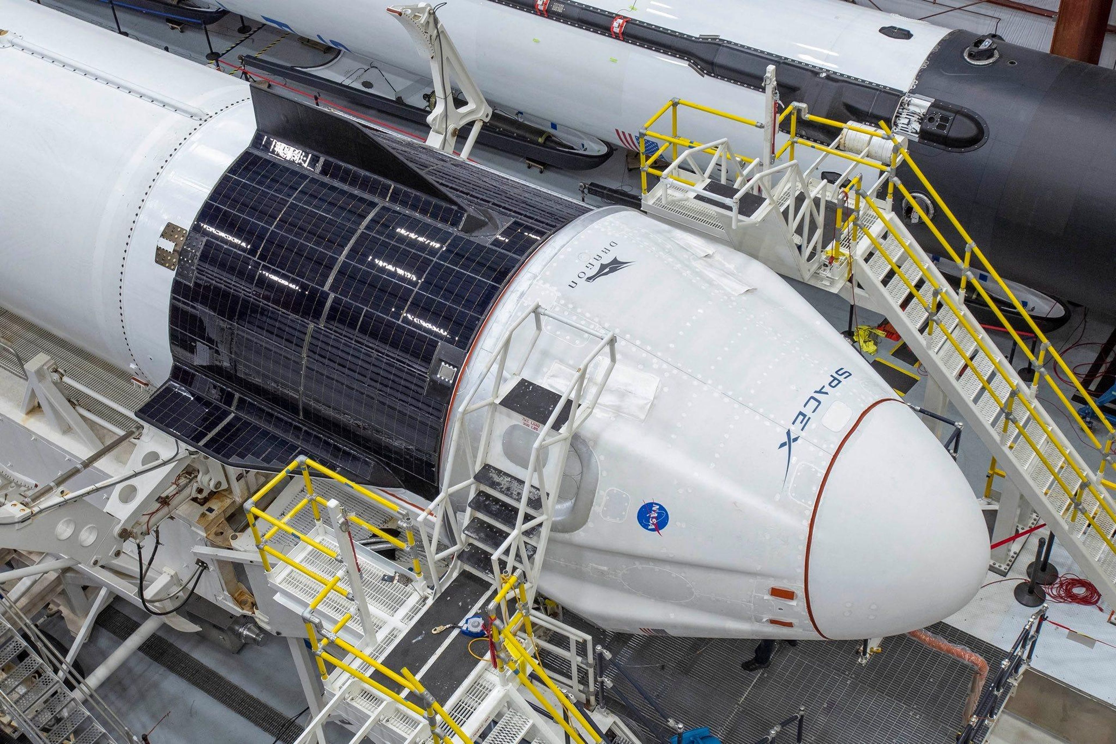 La nave espacial Crew Dragon de SpaceX se integra en el cohete Falcon 9, mayo 2020.