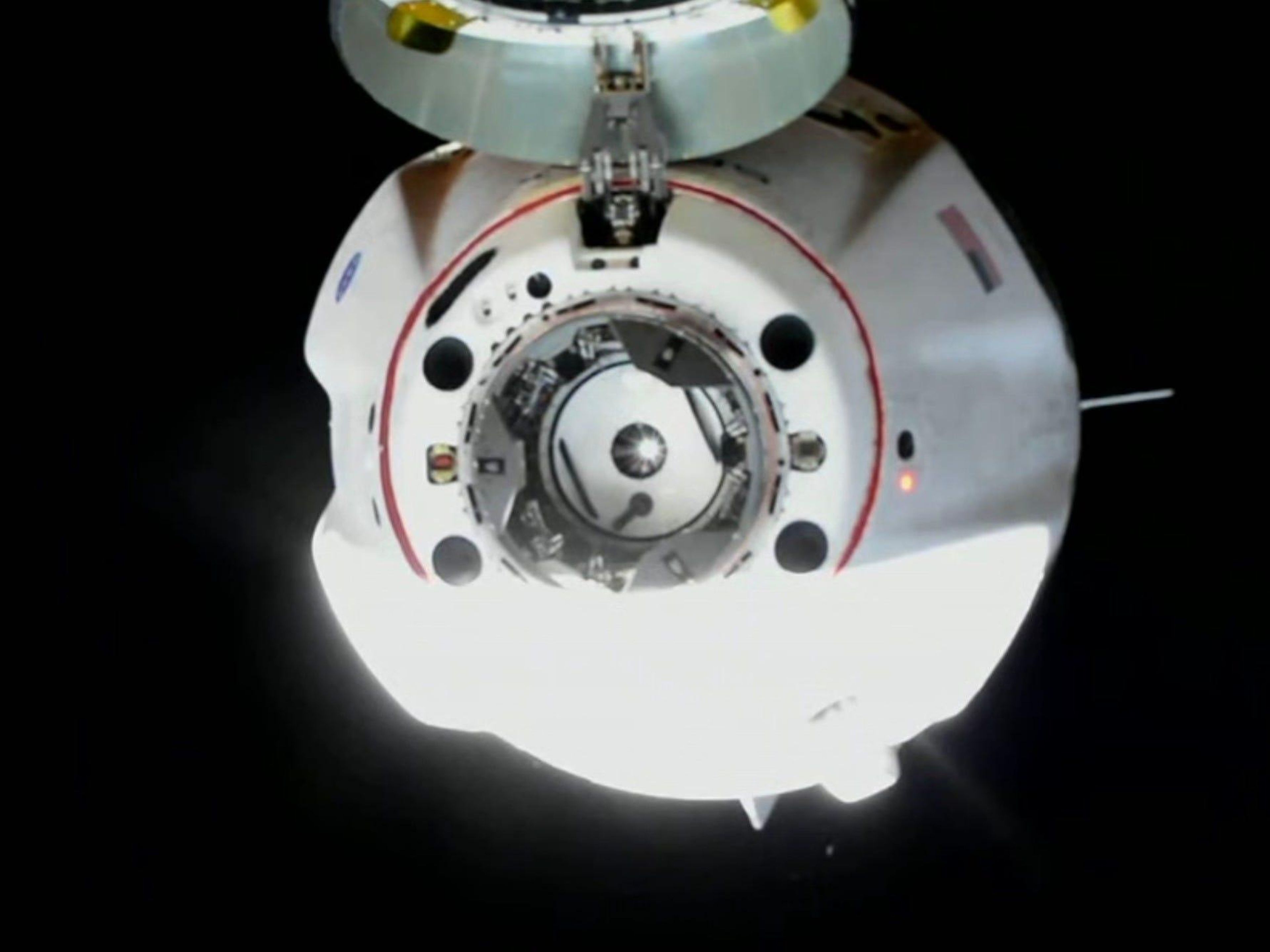 La nave espacial 'Endeavour' de SpaceX justo antes de acoplarse a la Estación Espacial Internacional el 31 de mayo de 2020.