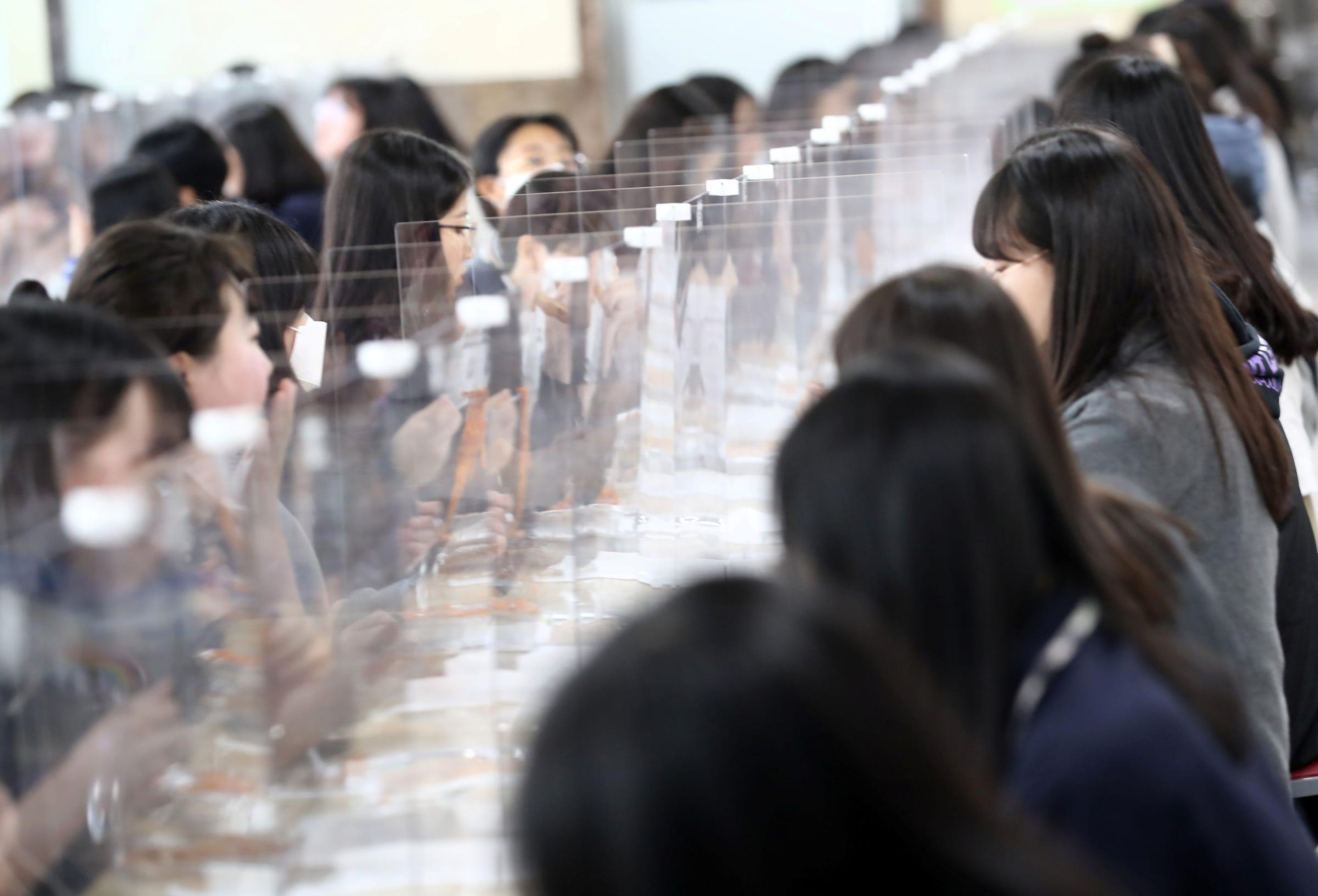 Estudiantes de secundaria almuerzan entre separadores de vidrio, Daejeon, 20 de mayo de 2020.