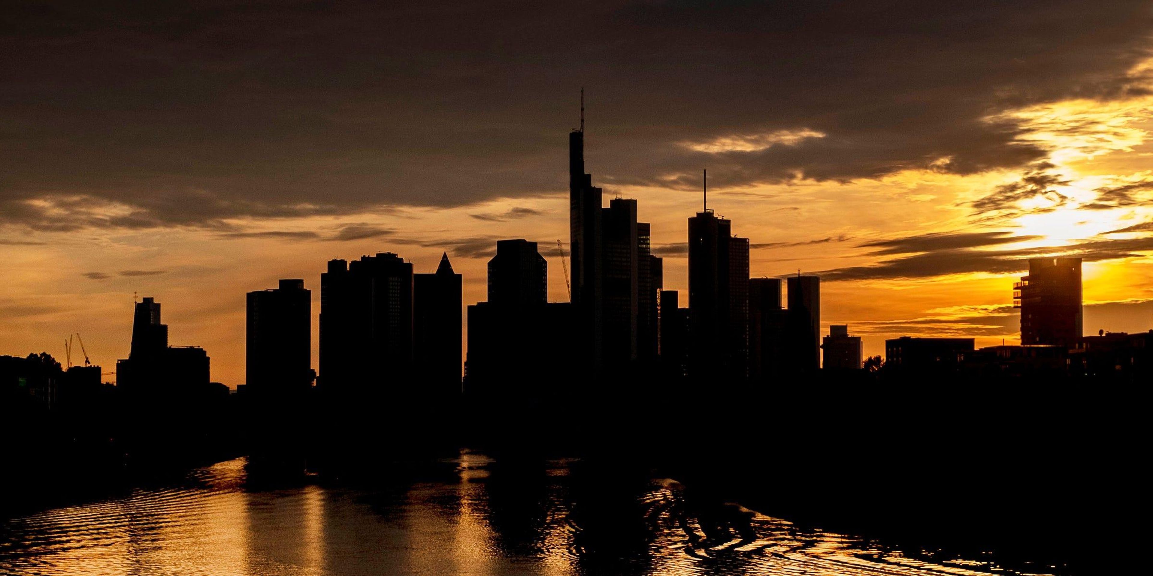 El sol se pone tras los edificios del distrito bancario de Frankfurt el 9 de mayo de 2020.