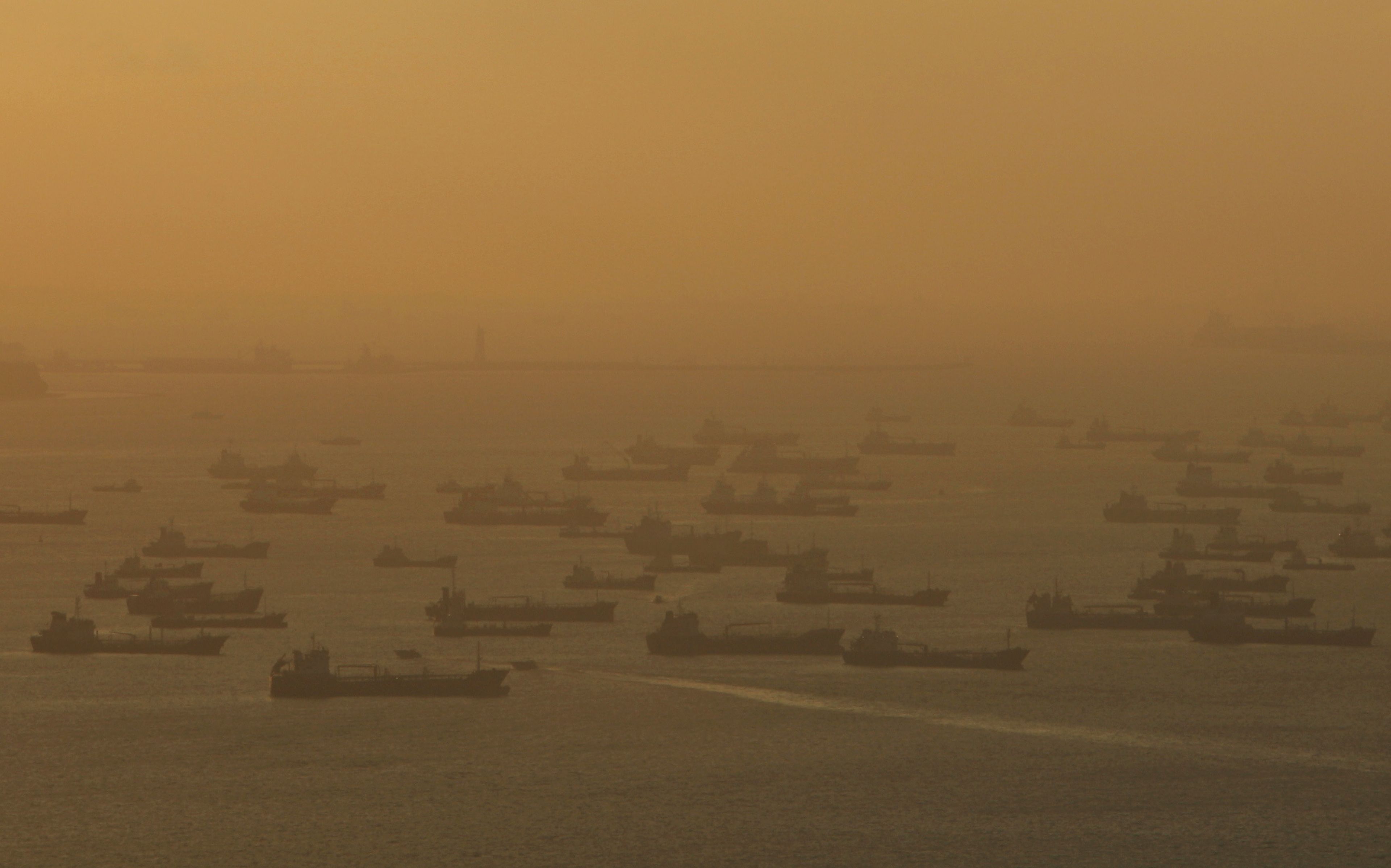 Superpetroleros esperando en fila para entrar en el puerto de Singapur