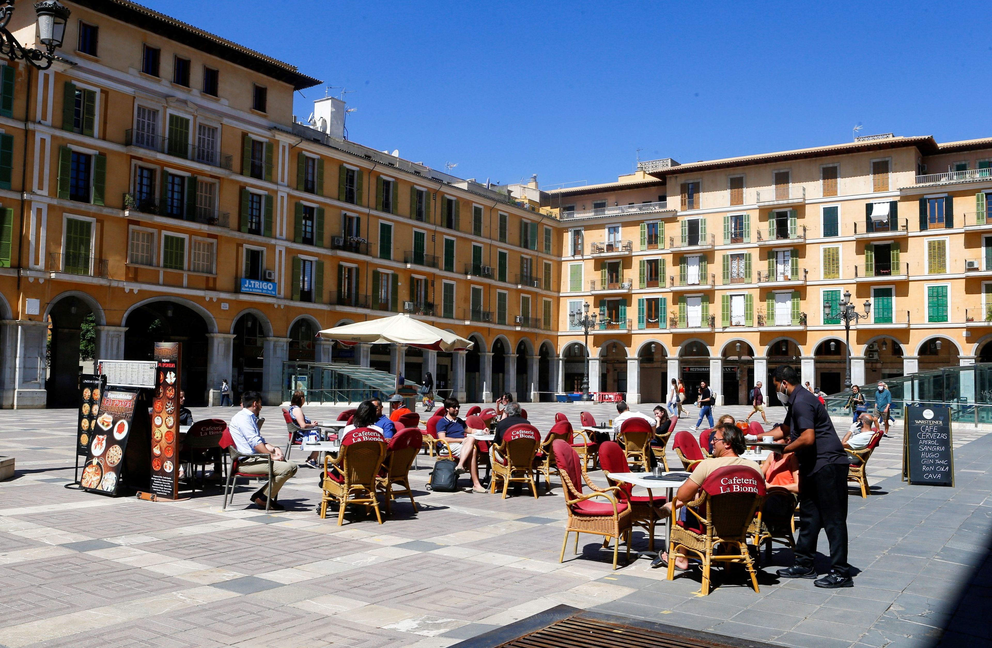 Las terrazas seguirán sin poder abrir en Madrid. En la imagen, una fotografía de un bar de Palma de Mallorca reabierto durante el desconfinamiento.