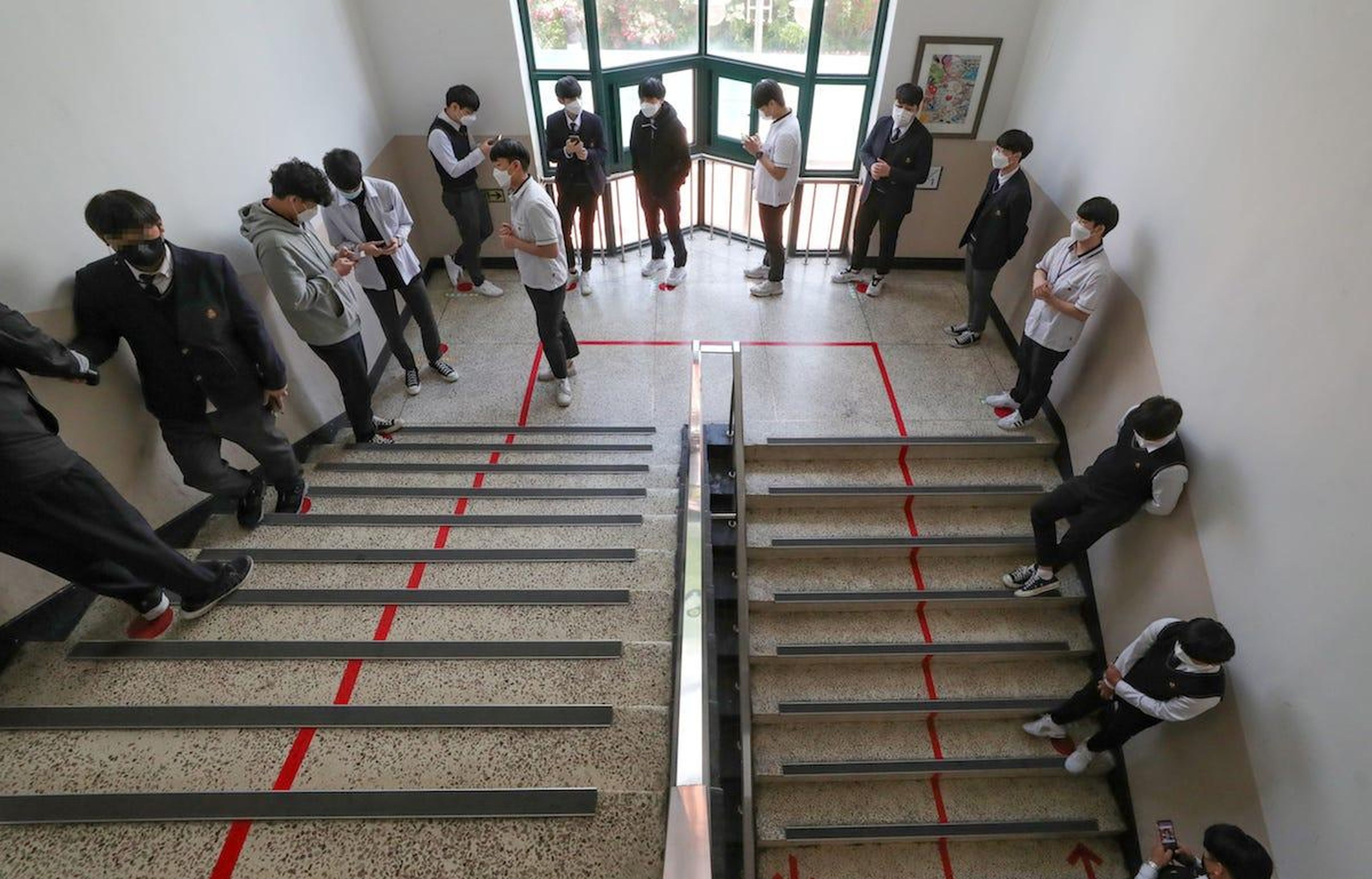 Alumnos de secundaria hacen cola para entrar al comedor del instituto en Seúl, 20 de mayo de 2020.