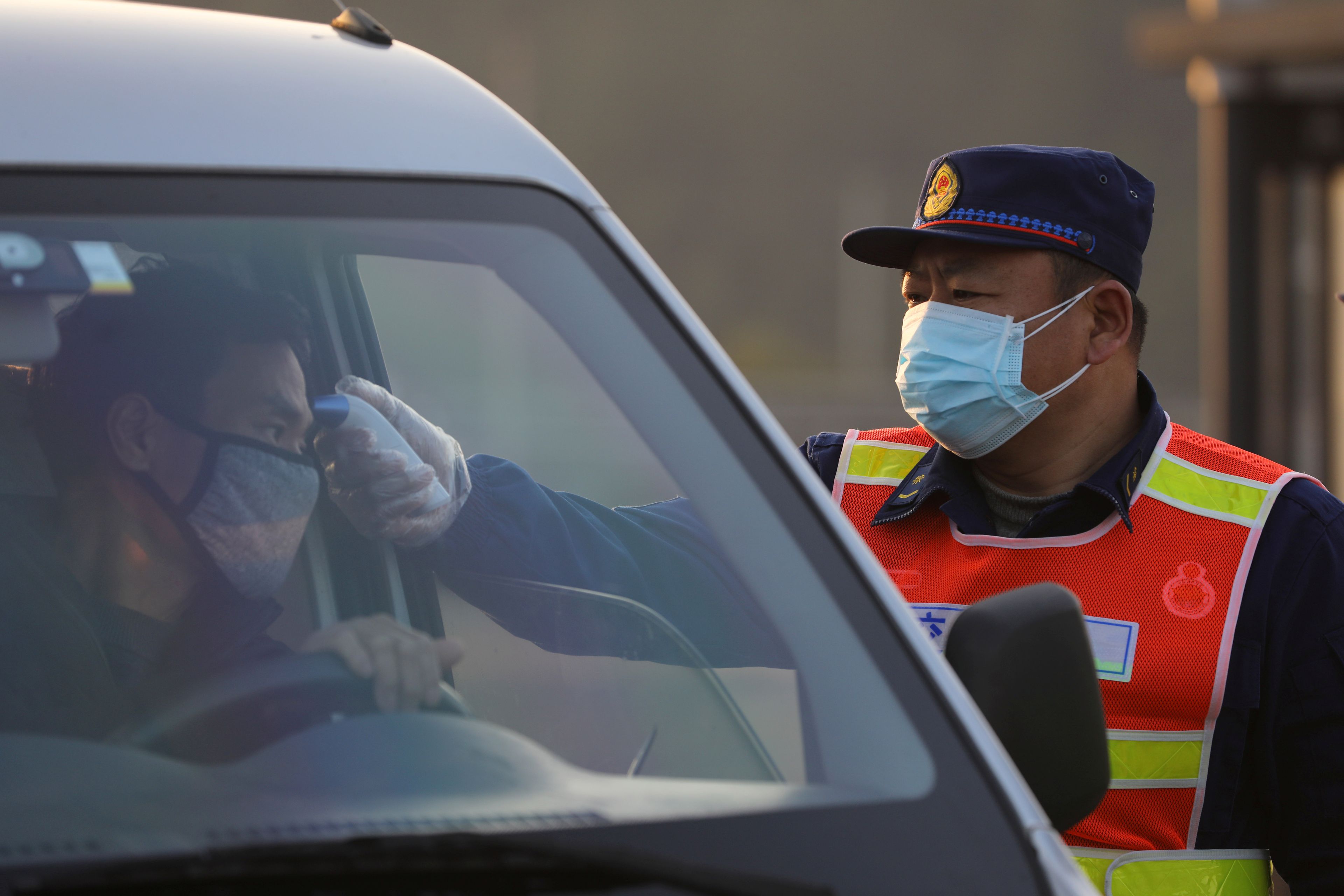 Toman la temperatura a un conductor en China.