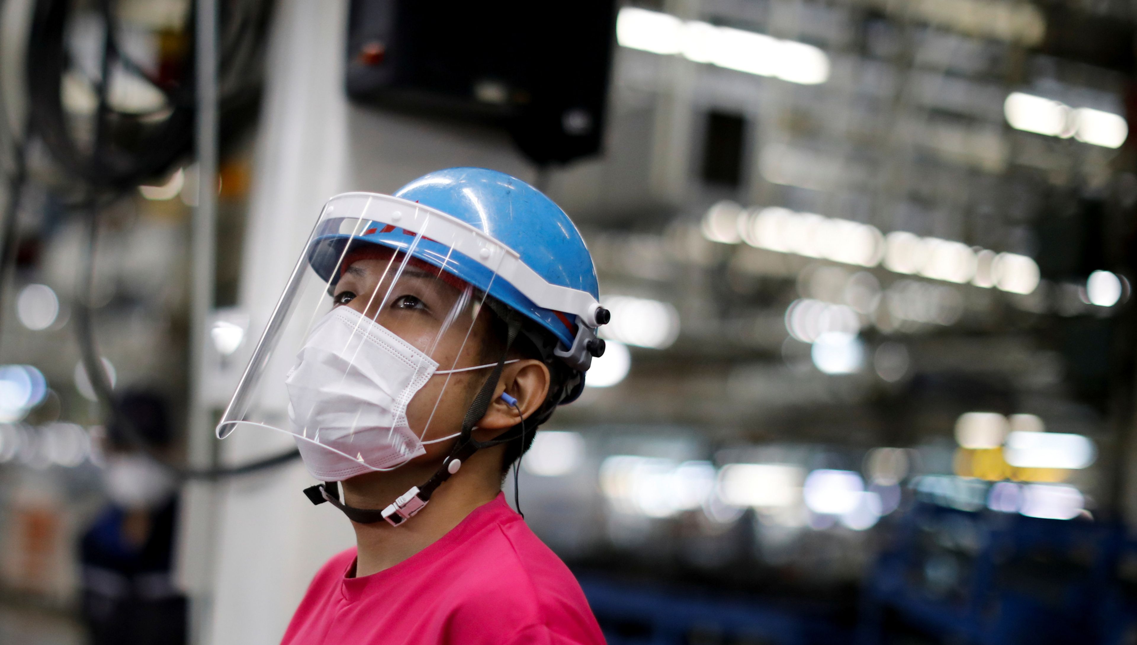 Una trabajadora de la fábrica de coches de Mitsubishi en Kawasaki (Japón)