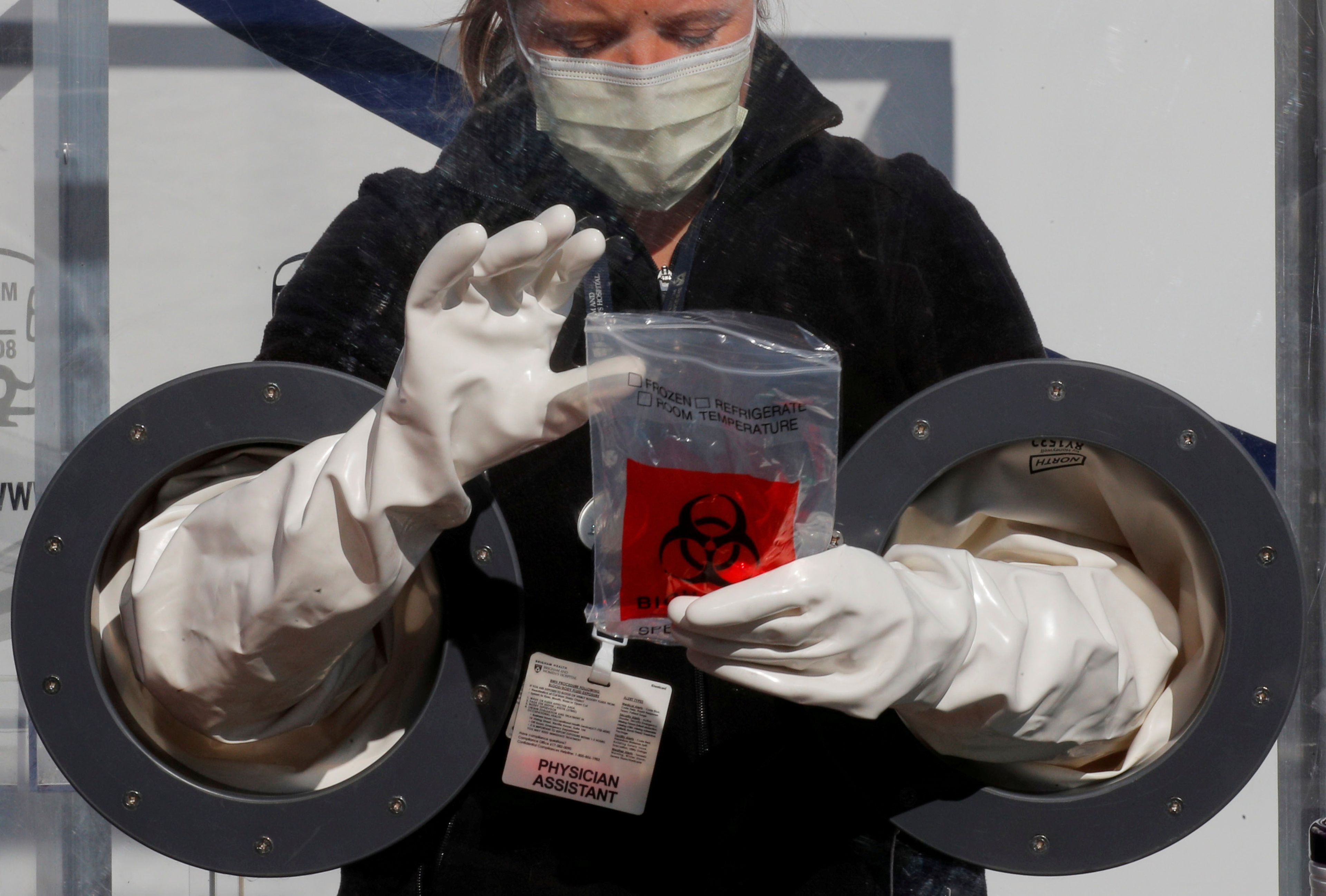 Una trabajadora recoge muestras de un paciente infectado por el coronavirus