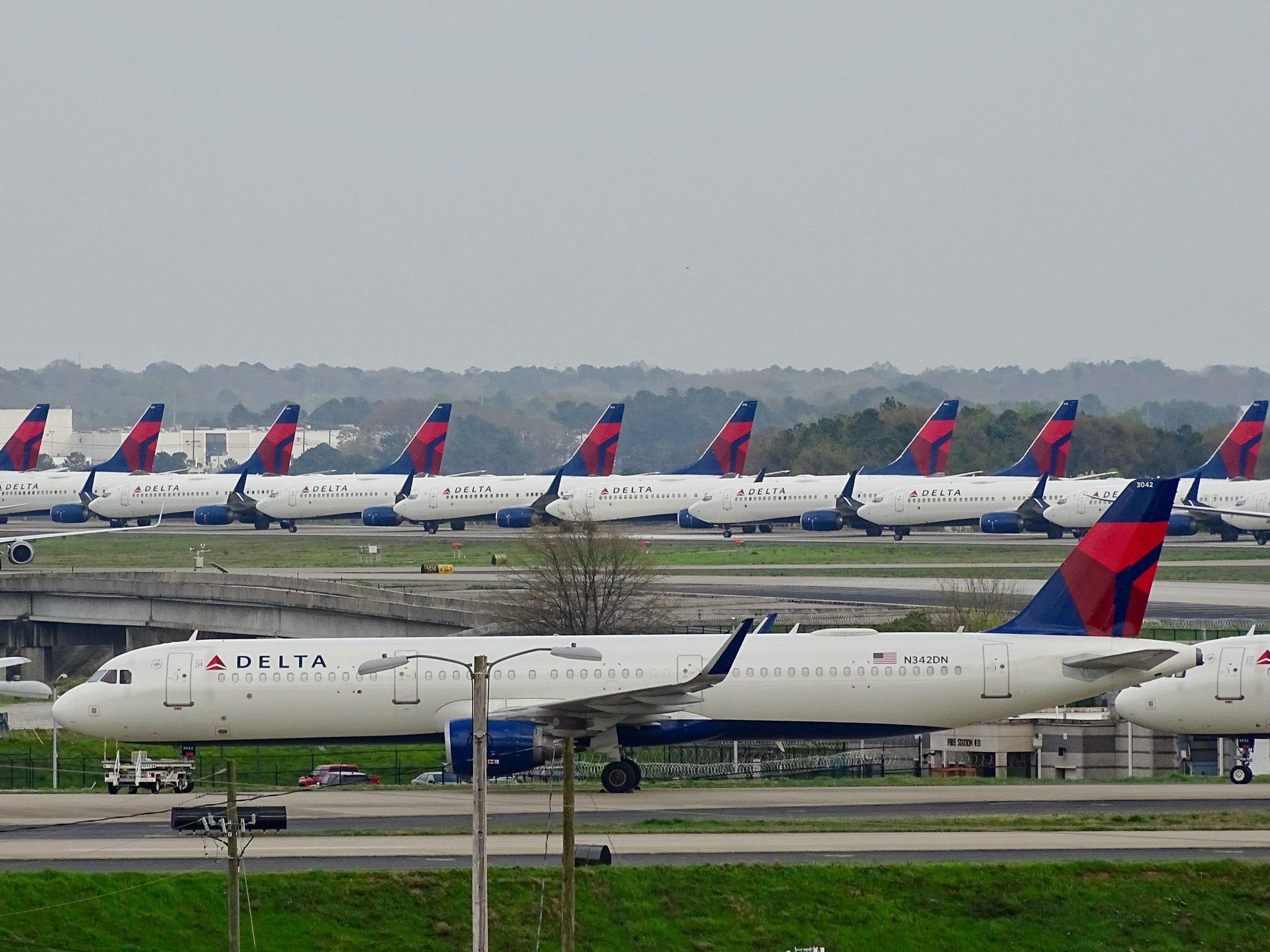 Aviones de pasajeros en tierra almacenados en los aeropuertos.