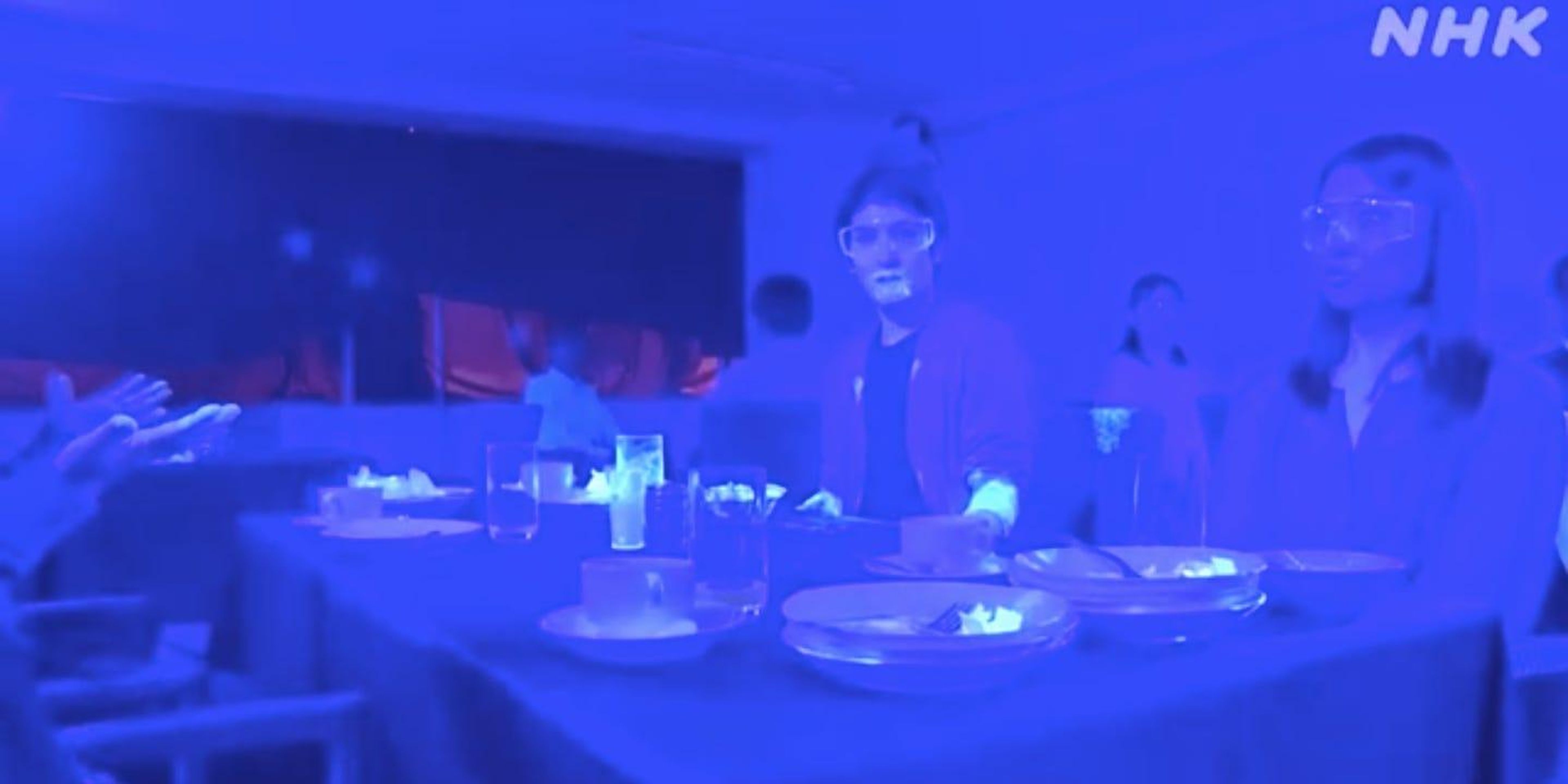 Este vídeo con luz ultravioleta muestra hasta qué punto un virus puede extenderse entre 10 personas en un restaurante