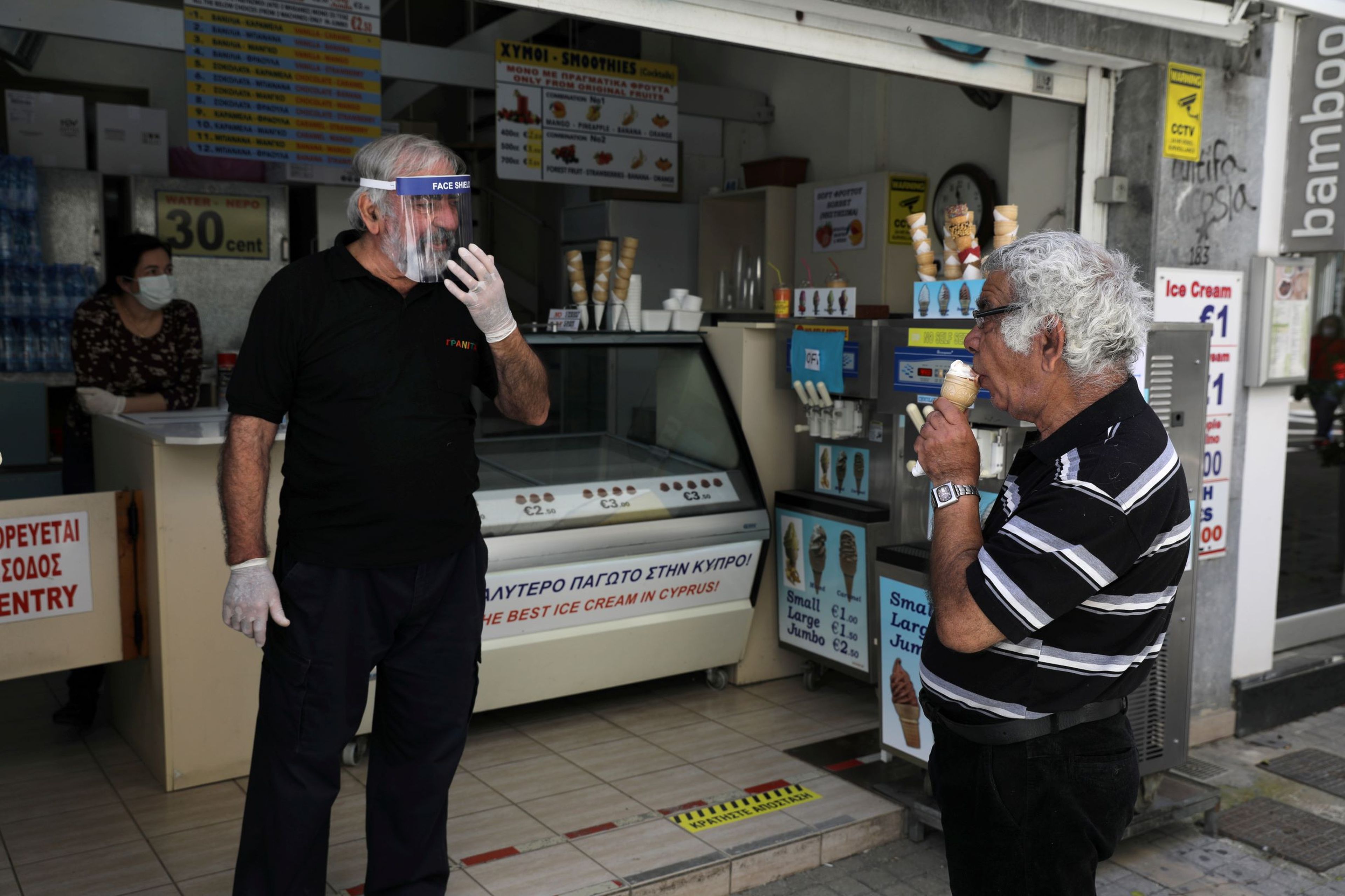 Un vendedor de helados en Chipre durante la pandemia del coronavirus.