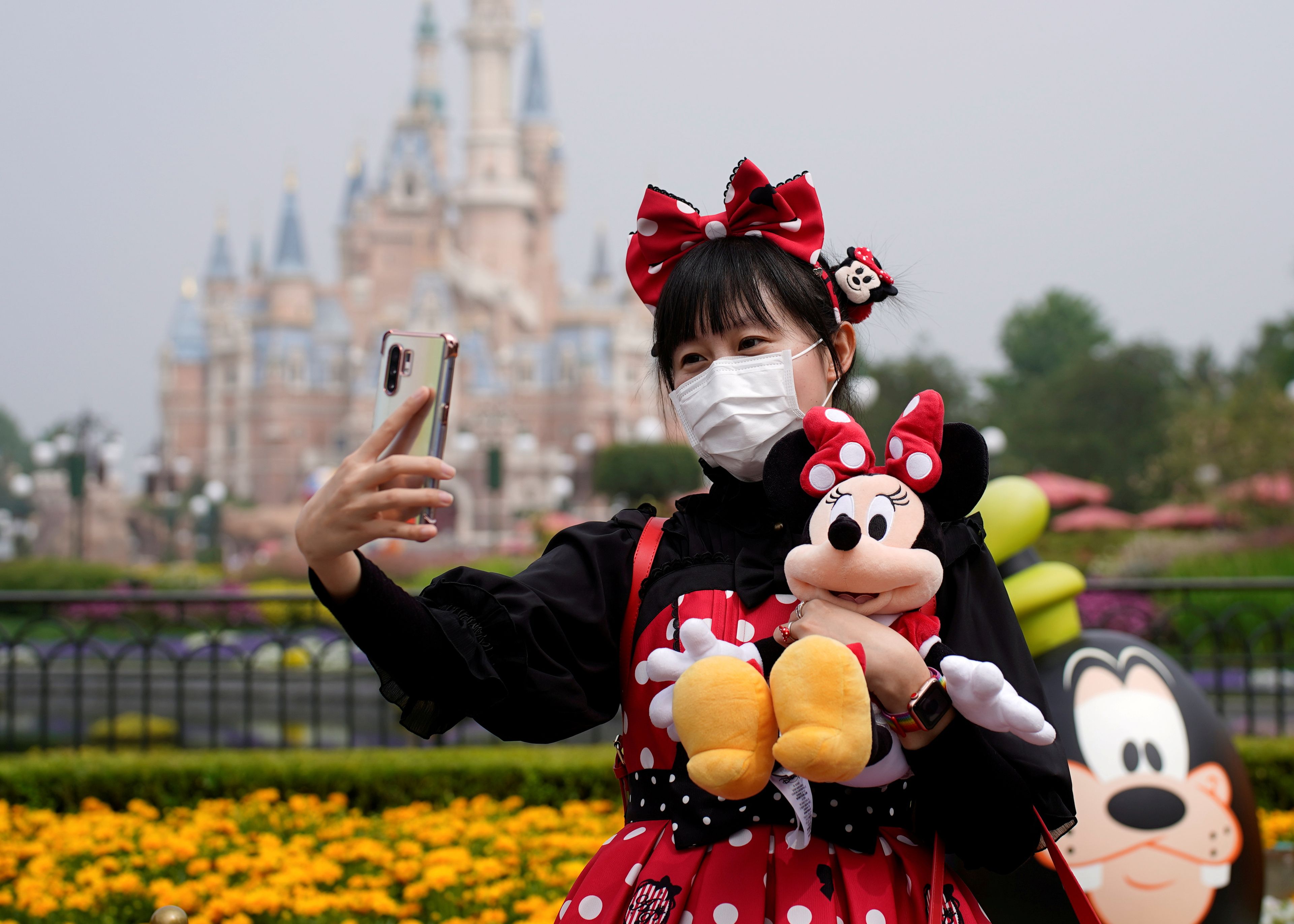 Una visitante se hace un selfie en la reapertura del parque temático de Disney en Shanghái tras la pandemia del coronavirus.