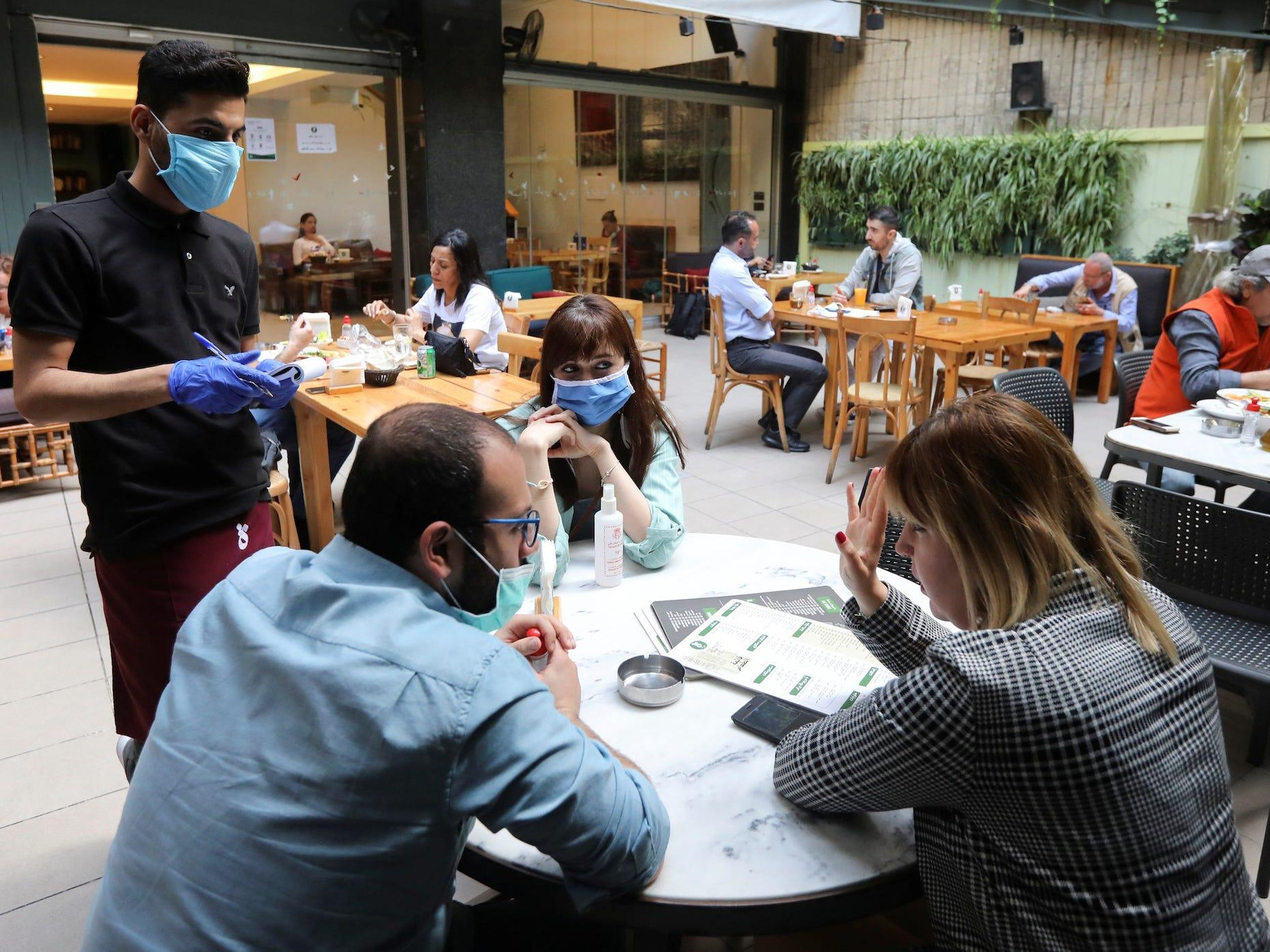 Un camarero toma un pedido en la terraza de un restaurante en el Líbano. REUTERS/Mohamed Azakir