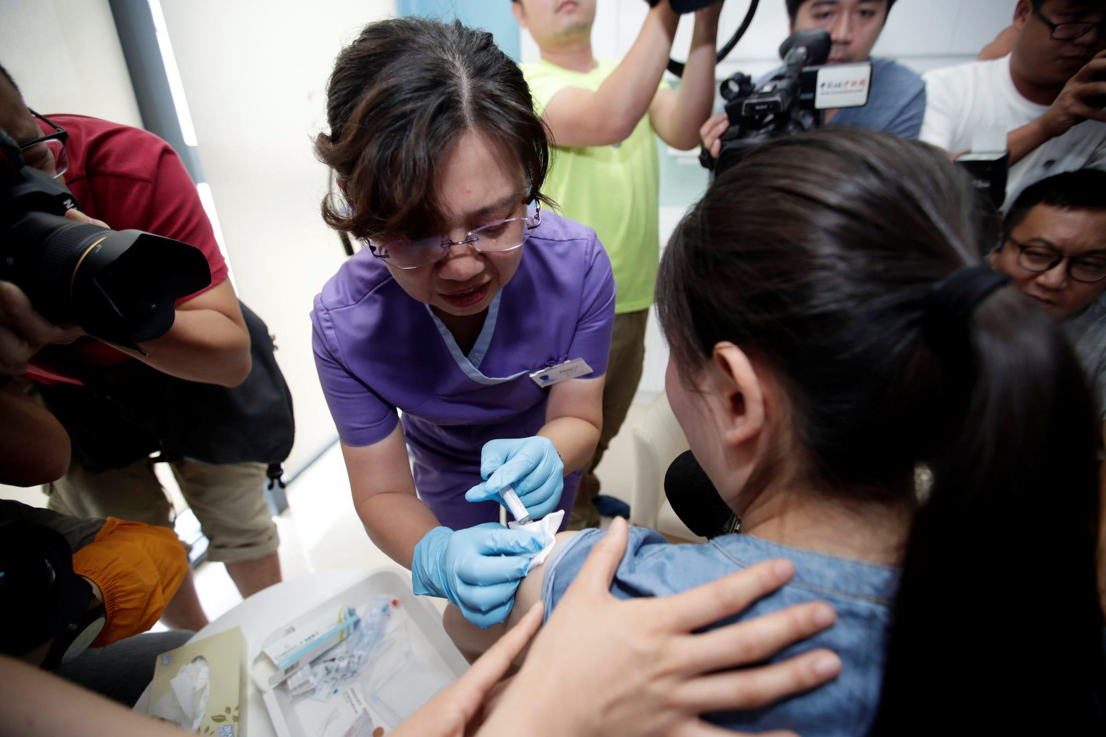 Una mujer recibiendo la vacuna contra el virus del papiloma humano.