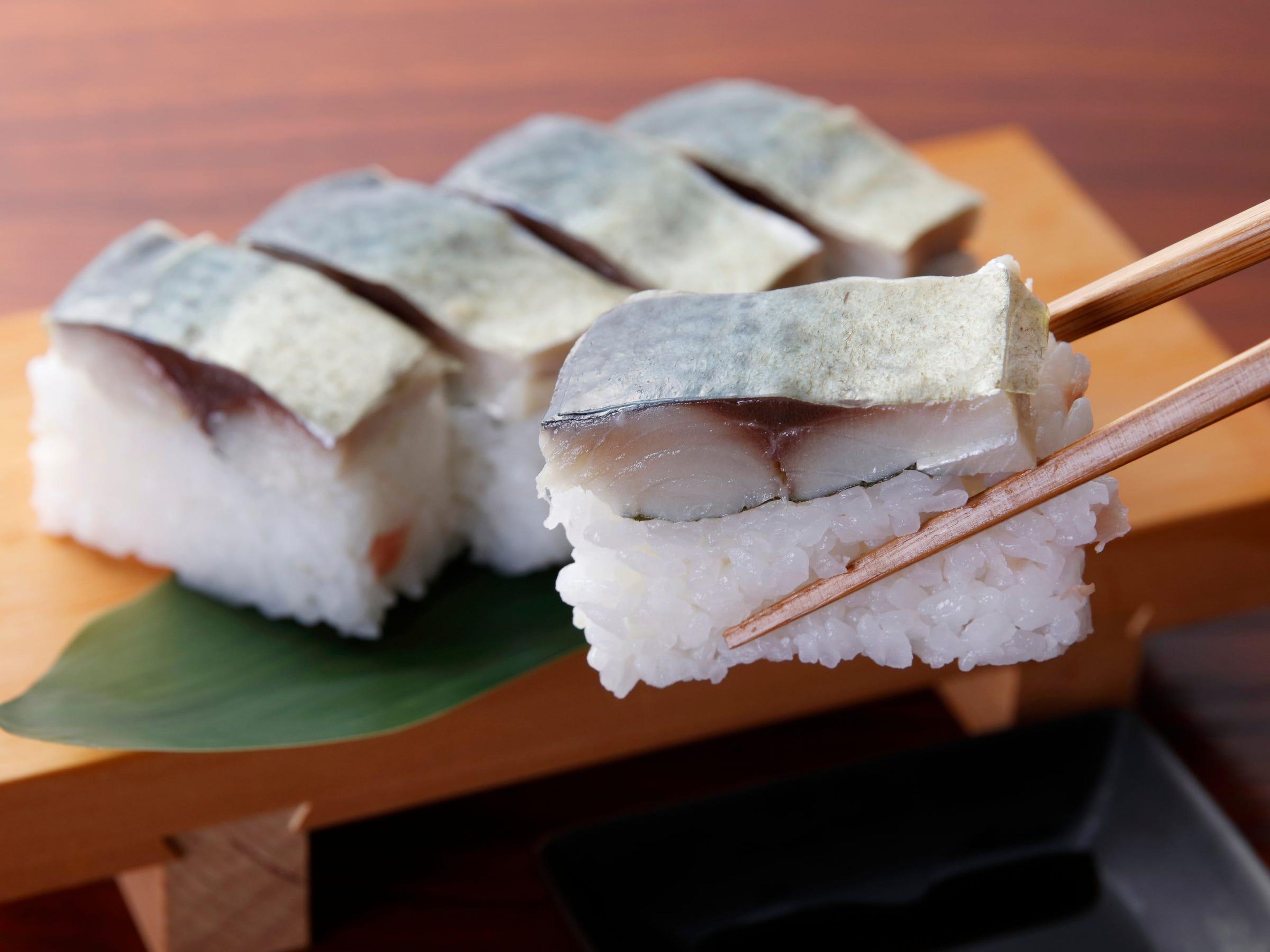 Puede que estés comiendo sushi de manera incorrecta.