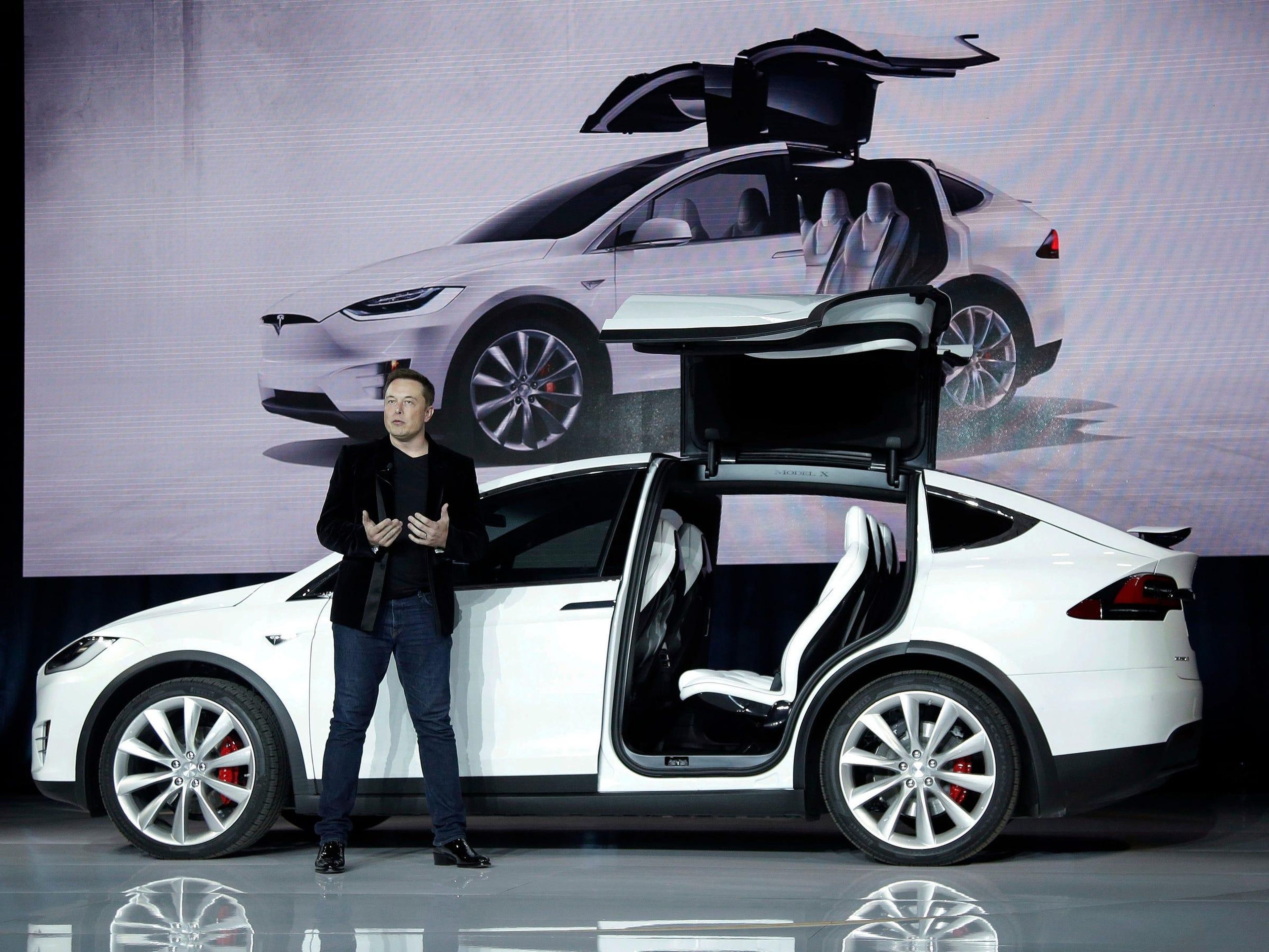 Elon Musk presenta el Tesla Model X.