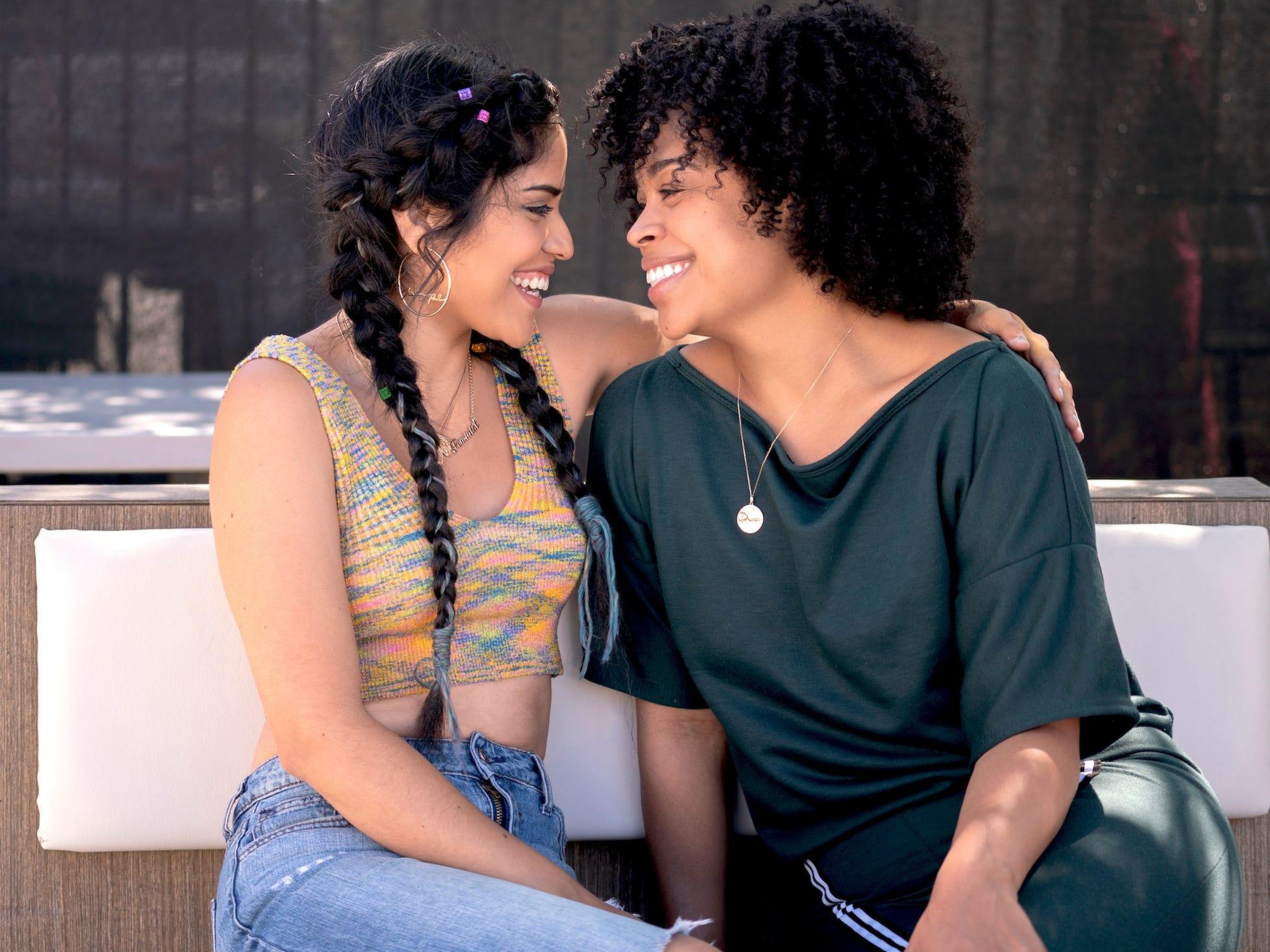 Karrie Martin y Julissa Calderon coprotagonistas en 'Gentefied' de Netflix.