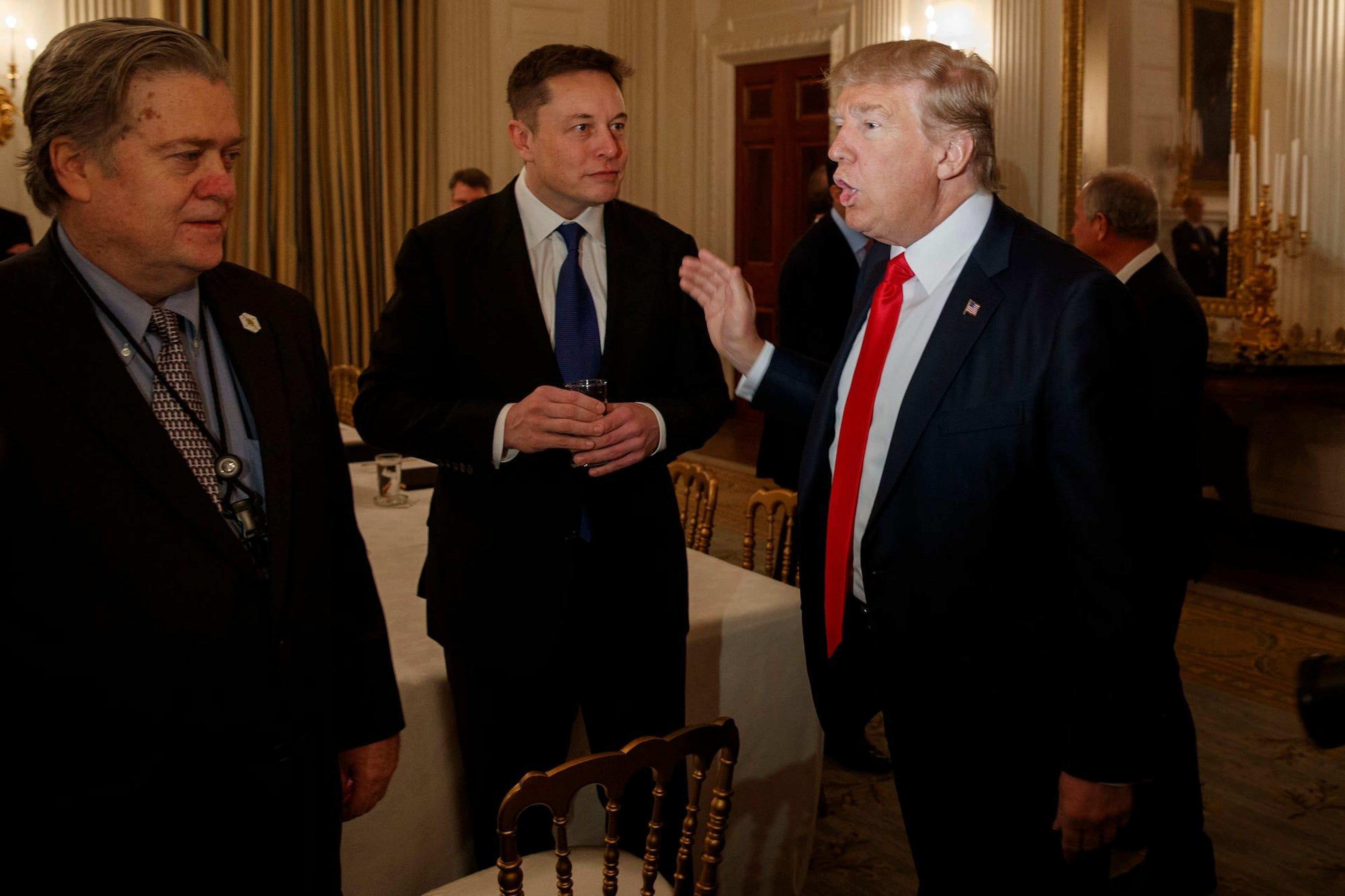 Elon Musk junto al presidente Donald Trump y al ex jefe de estrategia de la Casa Blanca Steve Bannon.