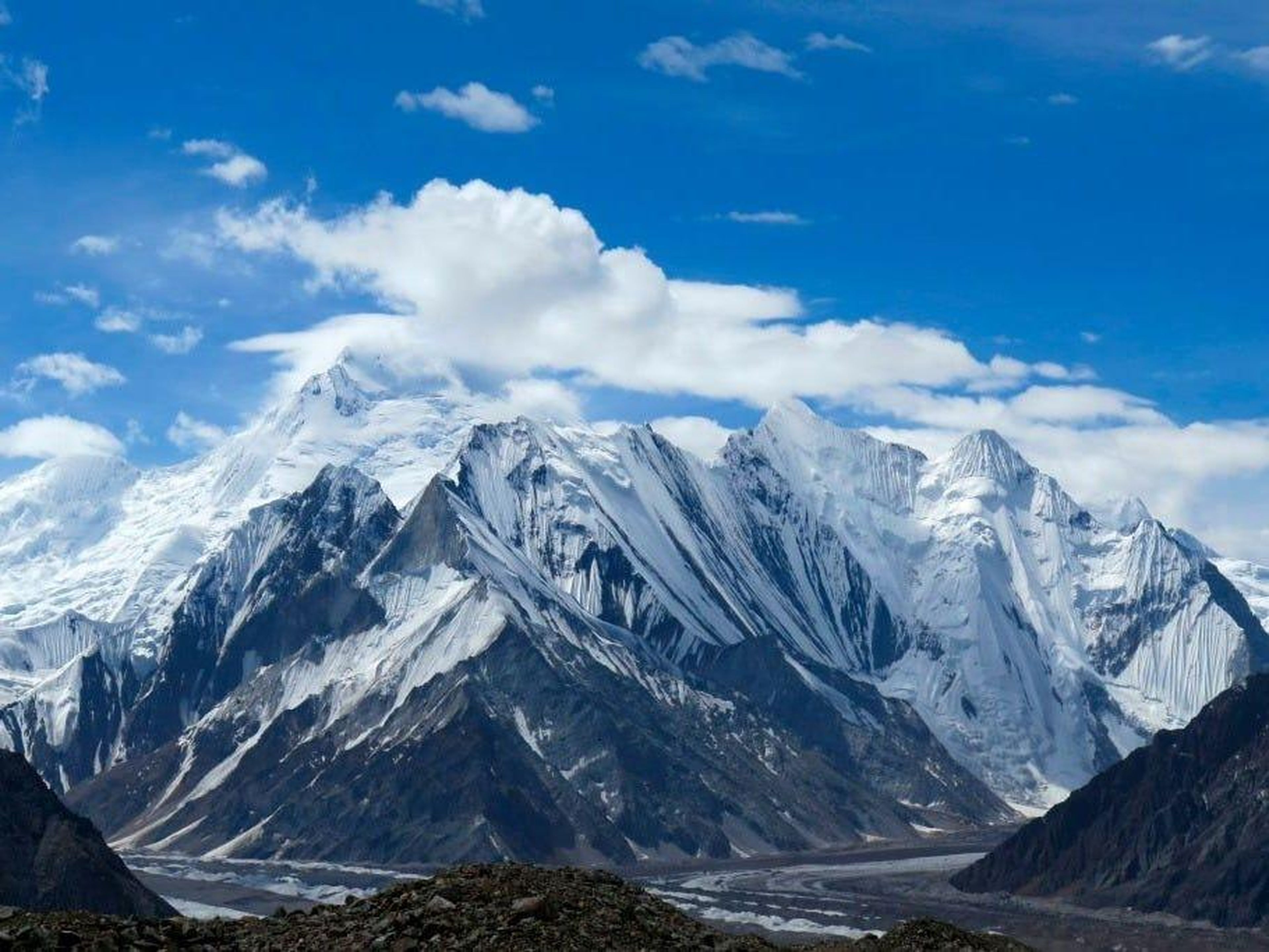 La cadena montañosa del Karakoram atrae a osados montañistas atraídos por los desafiantes picos.