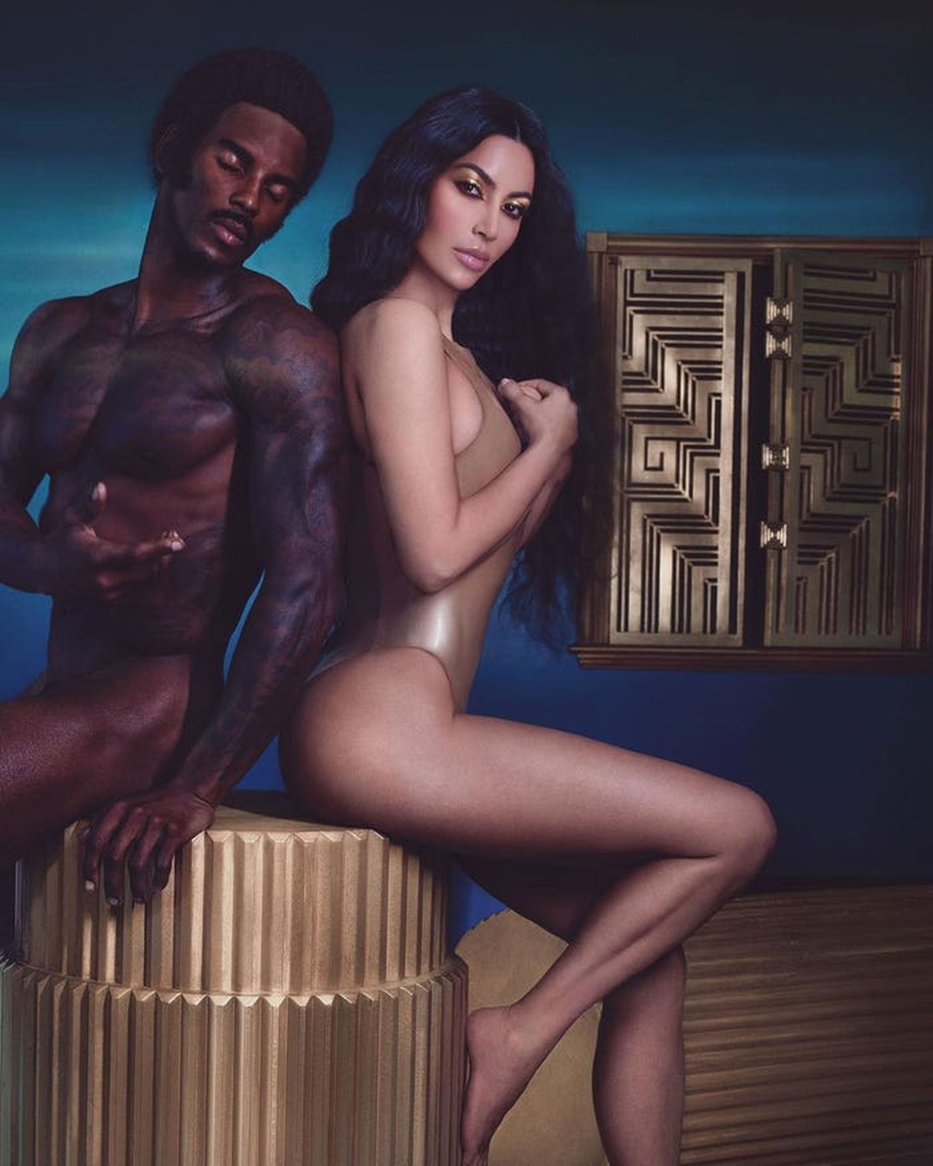 51. En octubre de 2018, Kim Kardashian West publicó una foto en Instagram anunciando su empresa de belleza.Kim Kardashian West en un anuncio de su colección de belleza 'Flashing Lights'.