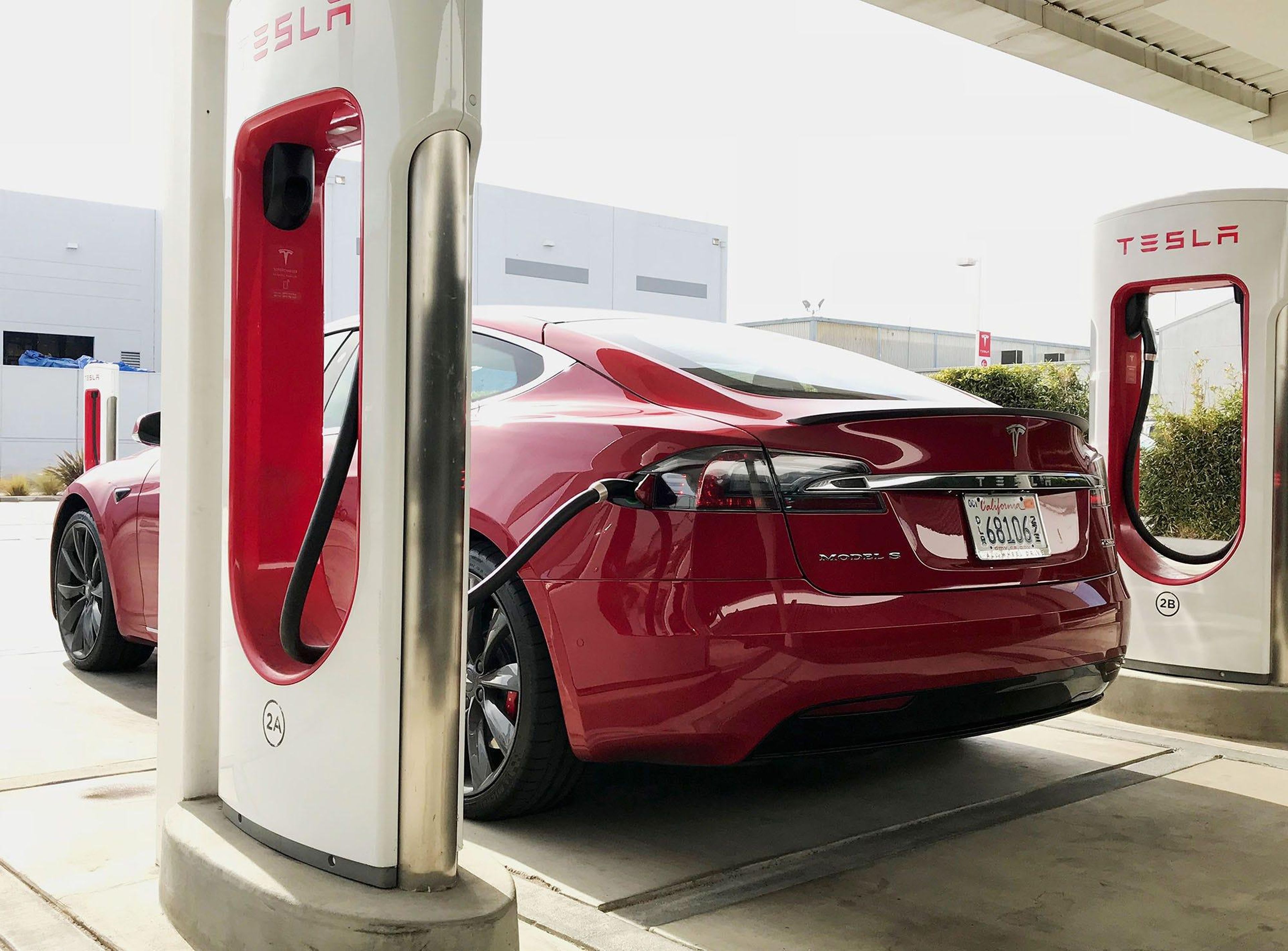 Un Tesla Model S P100D aparcado en una estación Supercharger en el campus de SpaceX en Hawthorne, California.