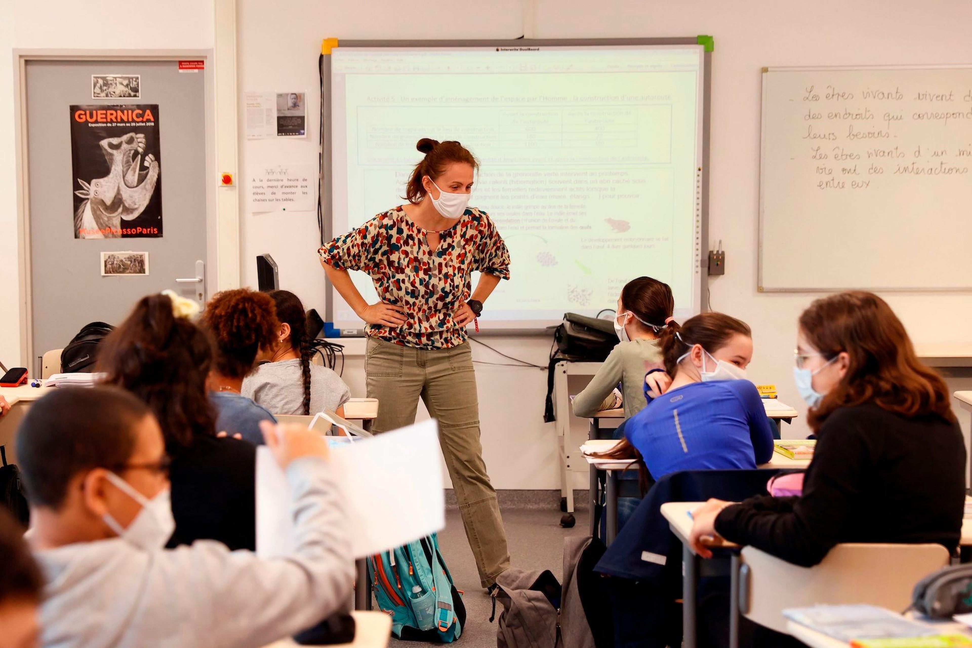 Los alumnos de la escuela secundaria asisten a una clase en su aula, el 22 de junio de 2020 en Boulogne-Billancourt, en las afueras de París