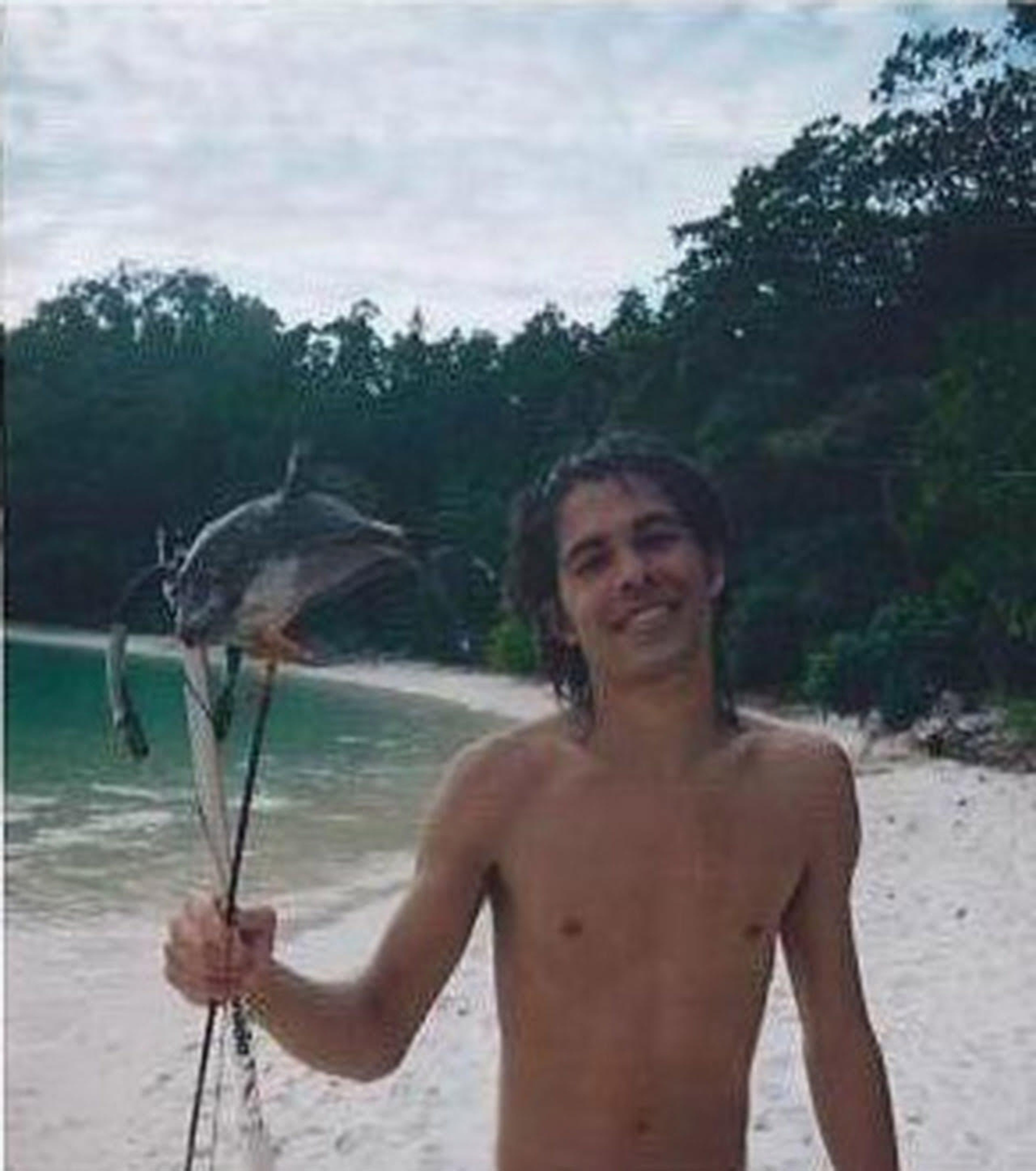 Álvaro Cerezo durante una de sus primeras estancias en una isla desierta