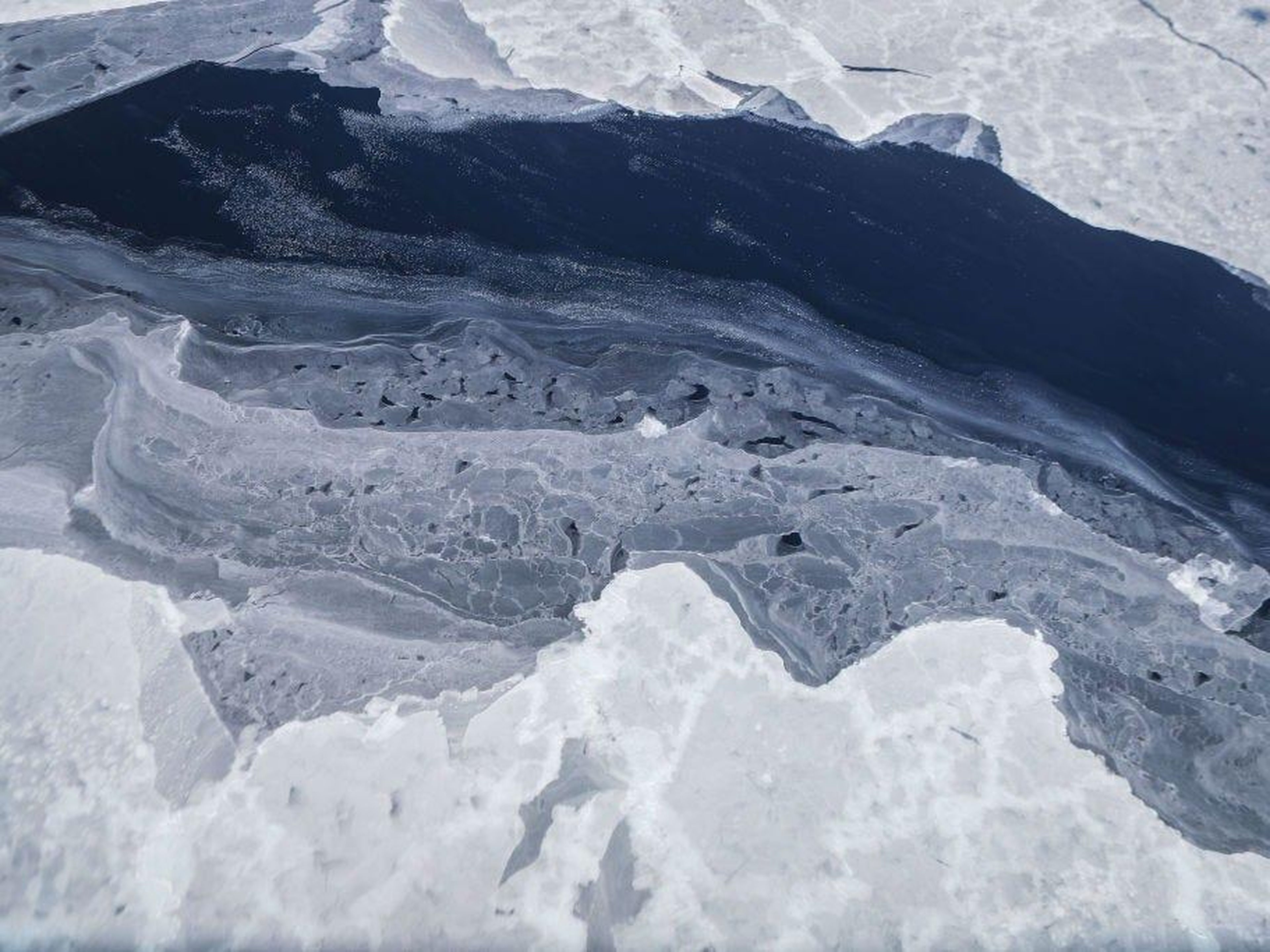 El hielo marino se ve desde el avión de investigación de la NASA Operación IceBridge en la región de la Península Antártica sobre la Antártida.