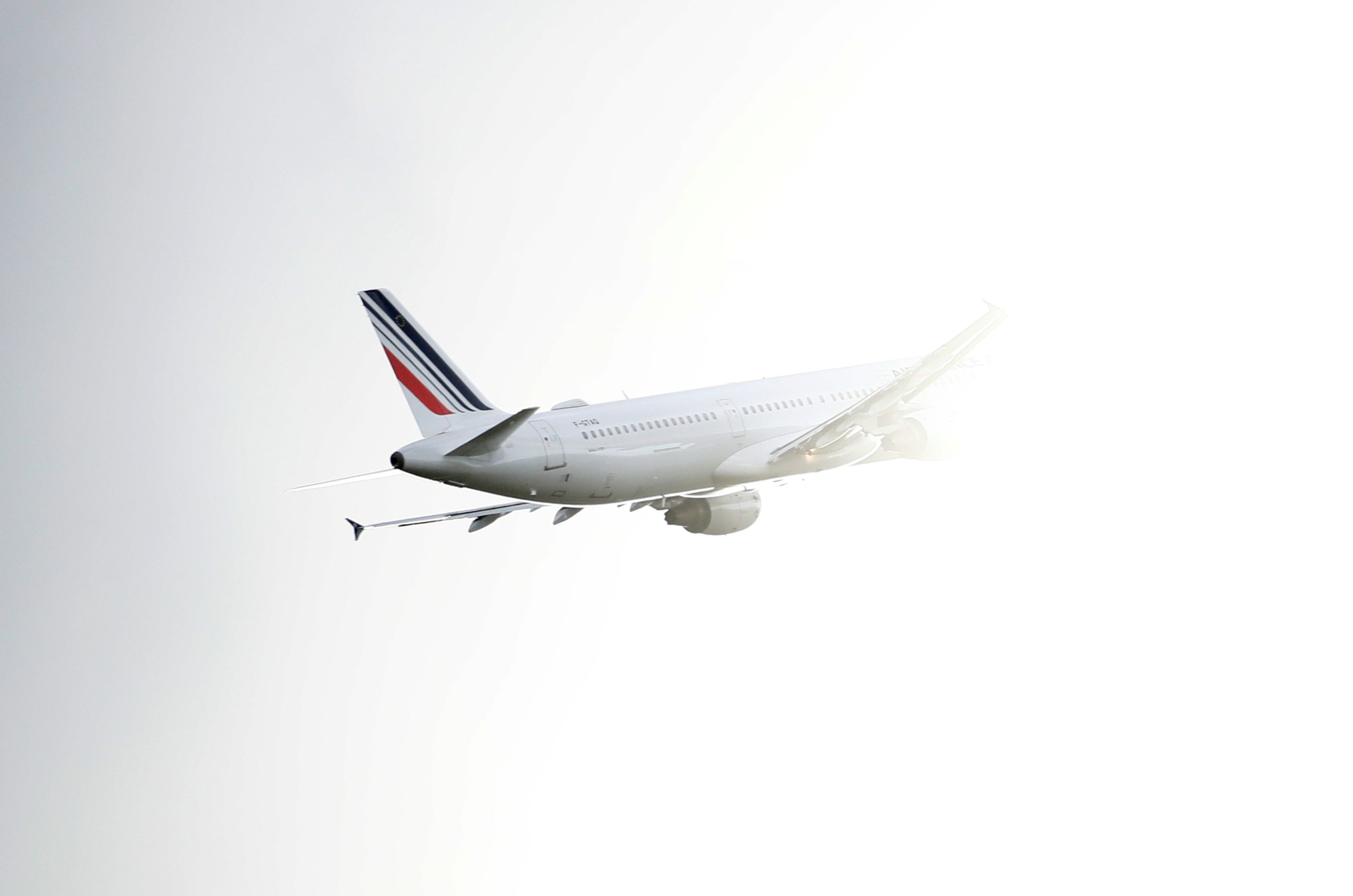Un avión de Air France entra en la niebla cerca del Aeropuerto de Toulouse-Blagnac, en Francia.