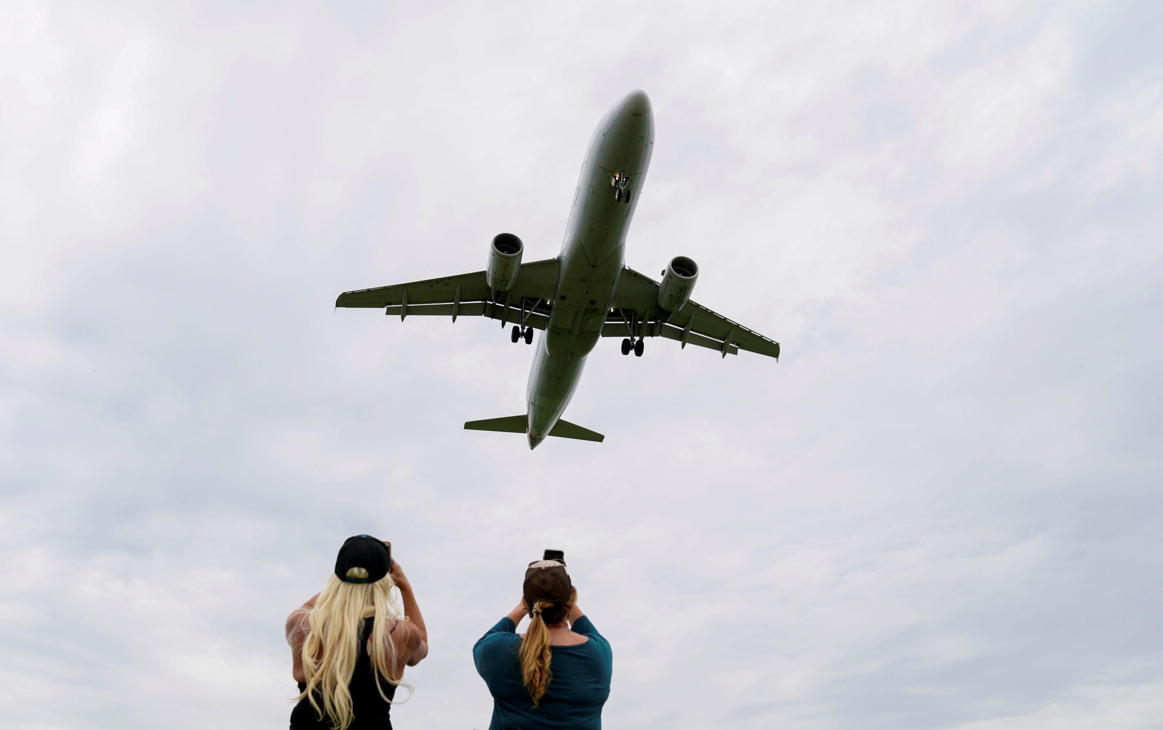 Un avión fotografiado mientras su despegue