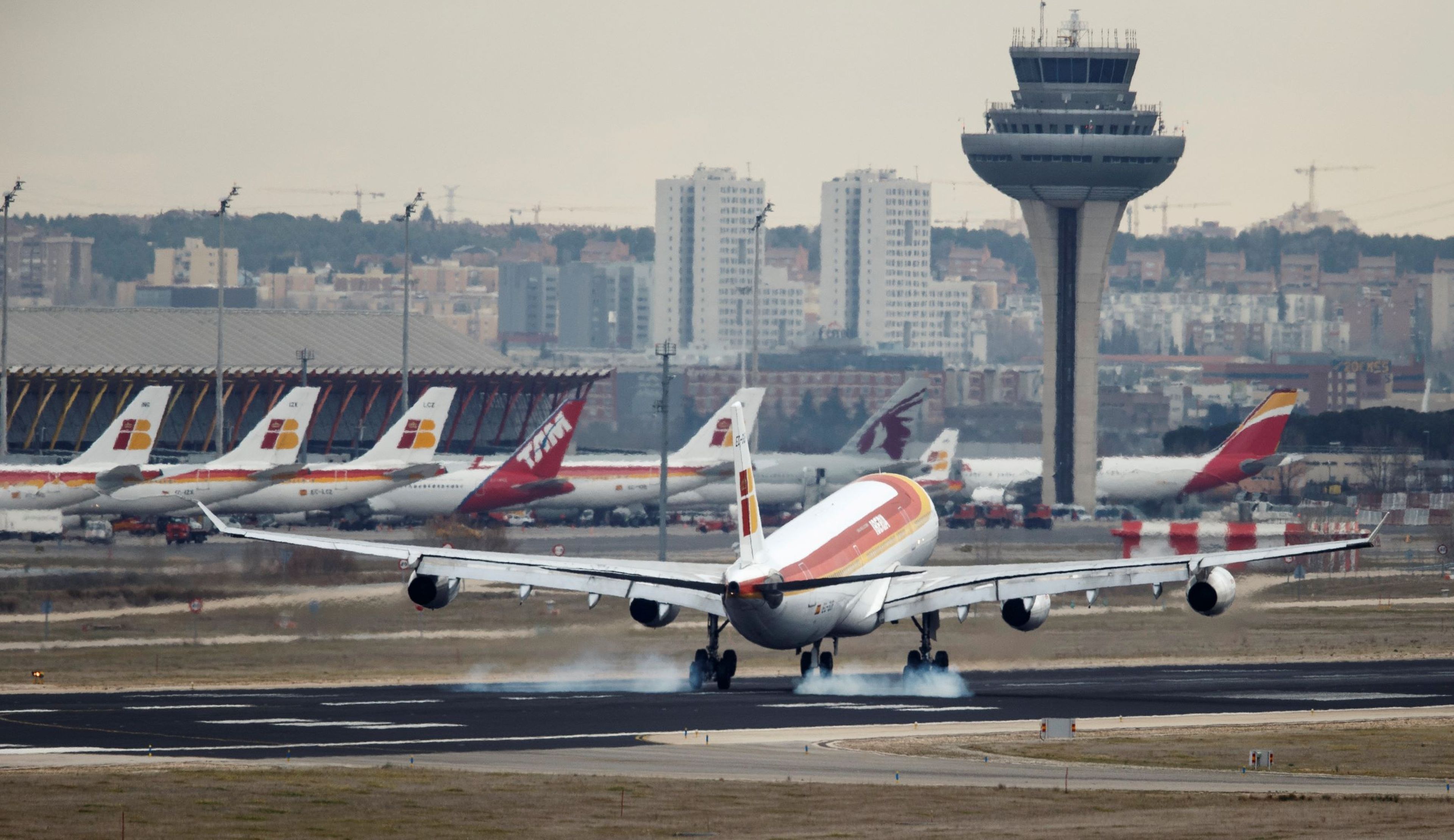 Un avión de Iberia aterriza en el aeropuerto de Barajas, Madrid.