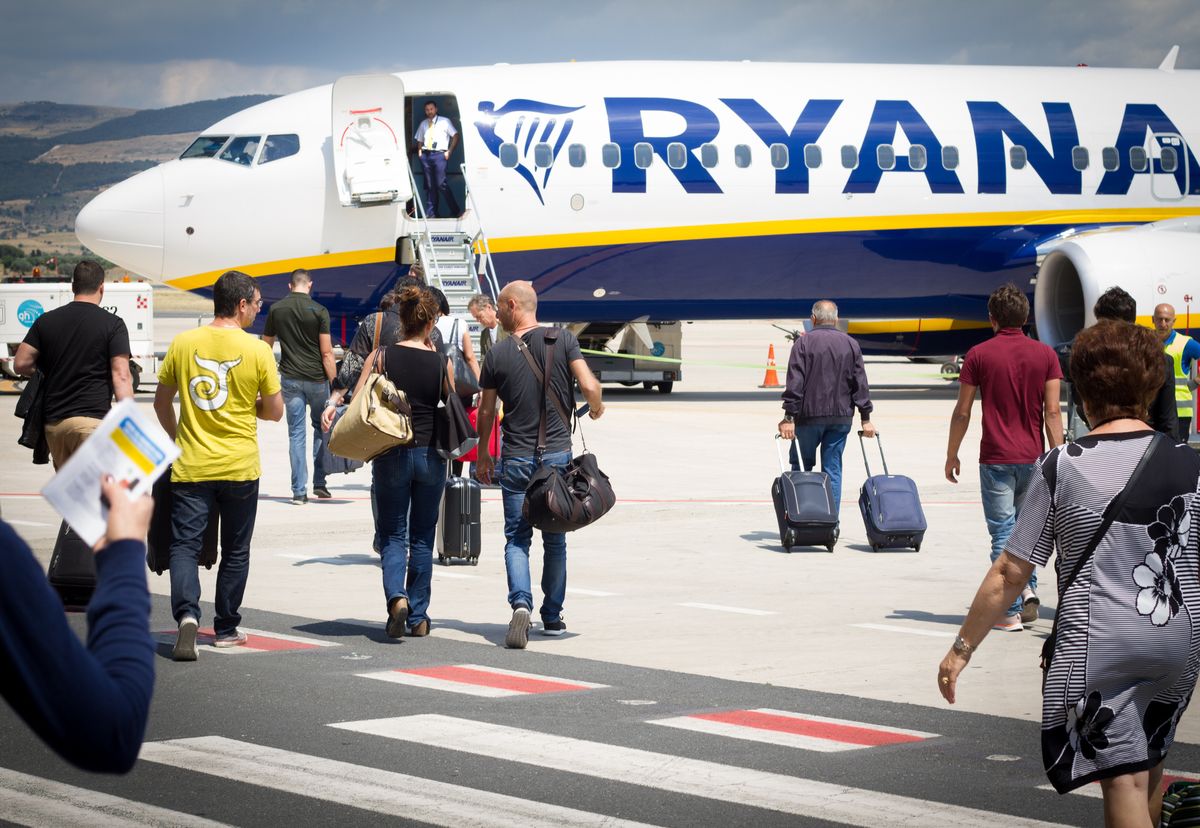 Los Clientes De Ryanair Sin Embarque Prioritario Deberán Bajar Su Maleta De  Cabina A La Bodega, Sin Coste Adicional, A Partir Del 15 De Enero –  Ryanair's Corporate Website