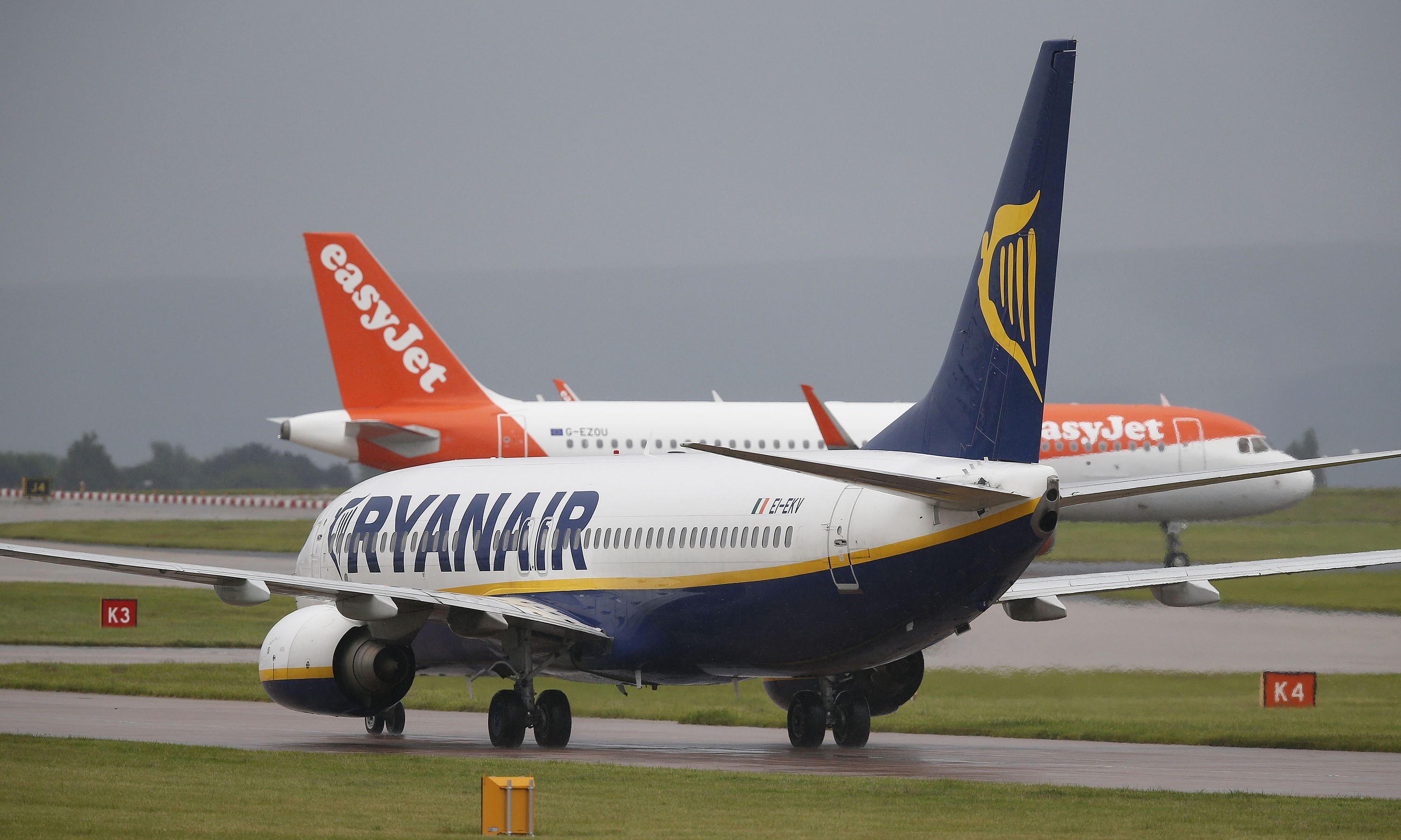 Un avión de Ryanair y otro de la compañía easyJet se preparan para despegar en el aeropuerto de Mánchester