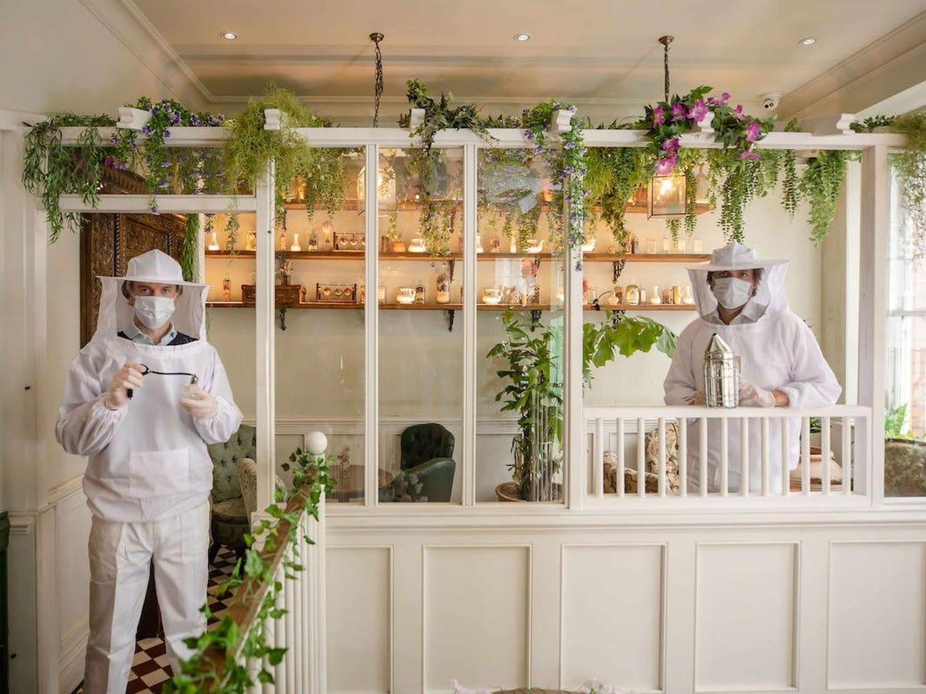 Los camareros, llamados botánicos de la casa, usarán EPPs en forma de trajes de apicultor.