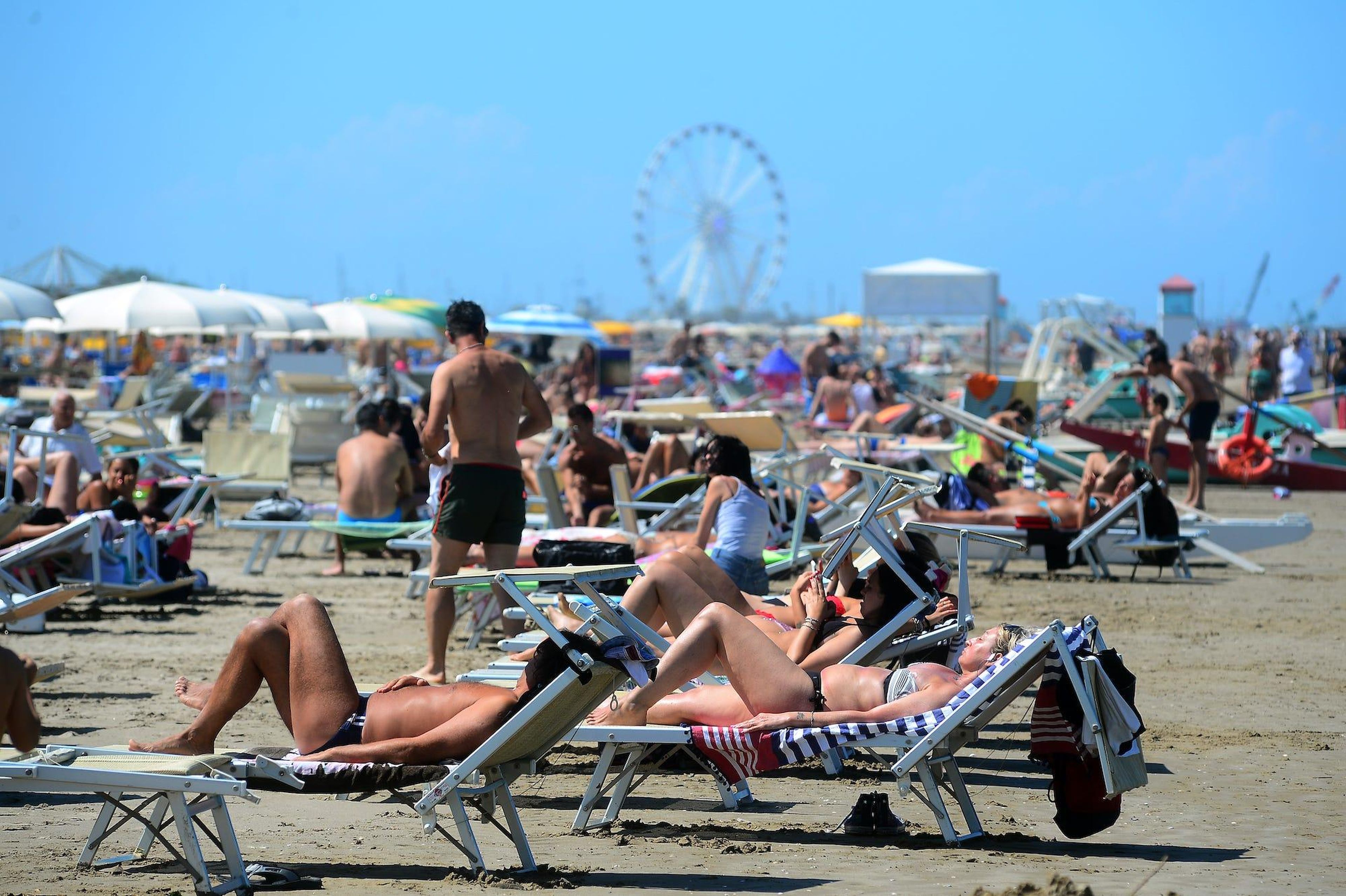 Los italianos visitan la playa de Rimini el 2 de junio de 2020 en Bolonia, Italia. Muchos negocios italianos han podido reabrir, después de más de dos meses de un cierre destinado a frenar la propagación de Covid-19.