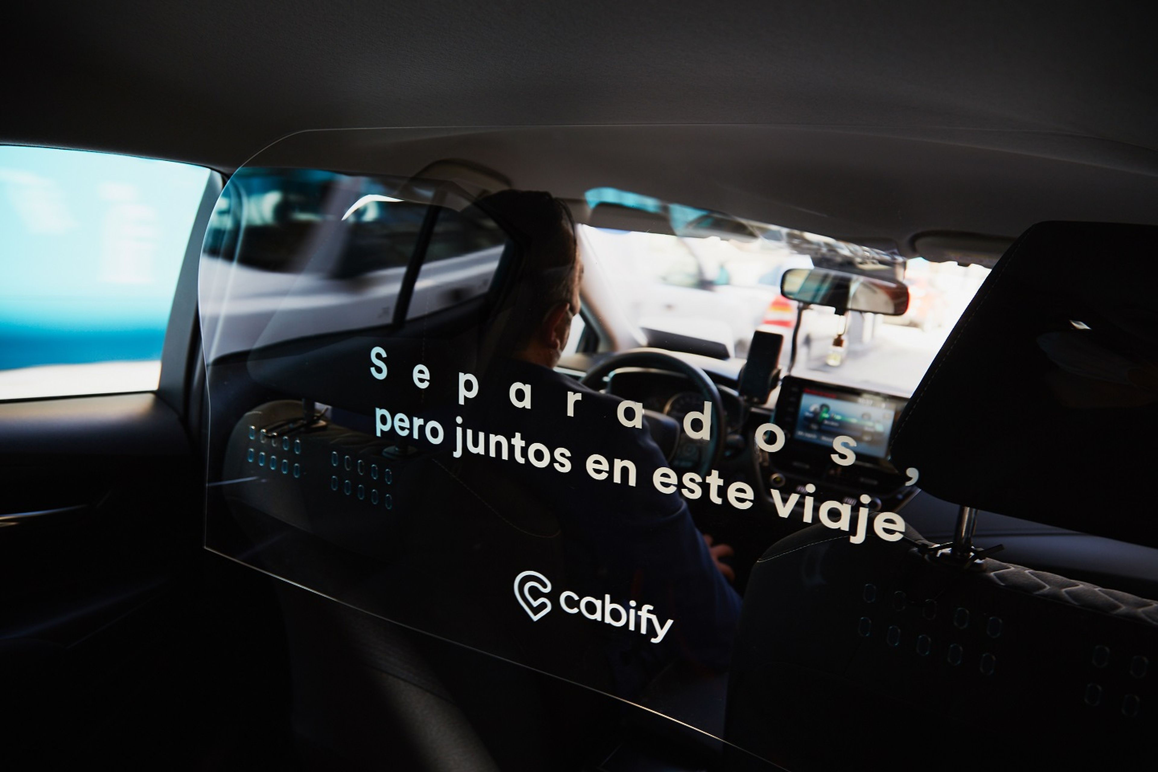 Mampara que separa al conductor de los pasajeros en una imagen promocional de Cabify.