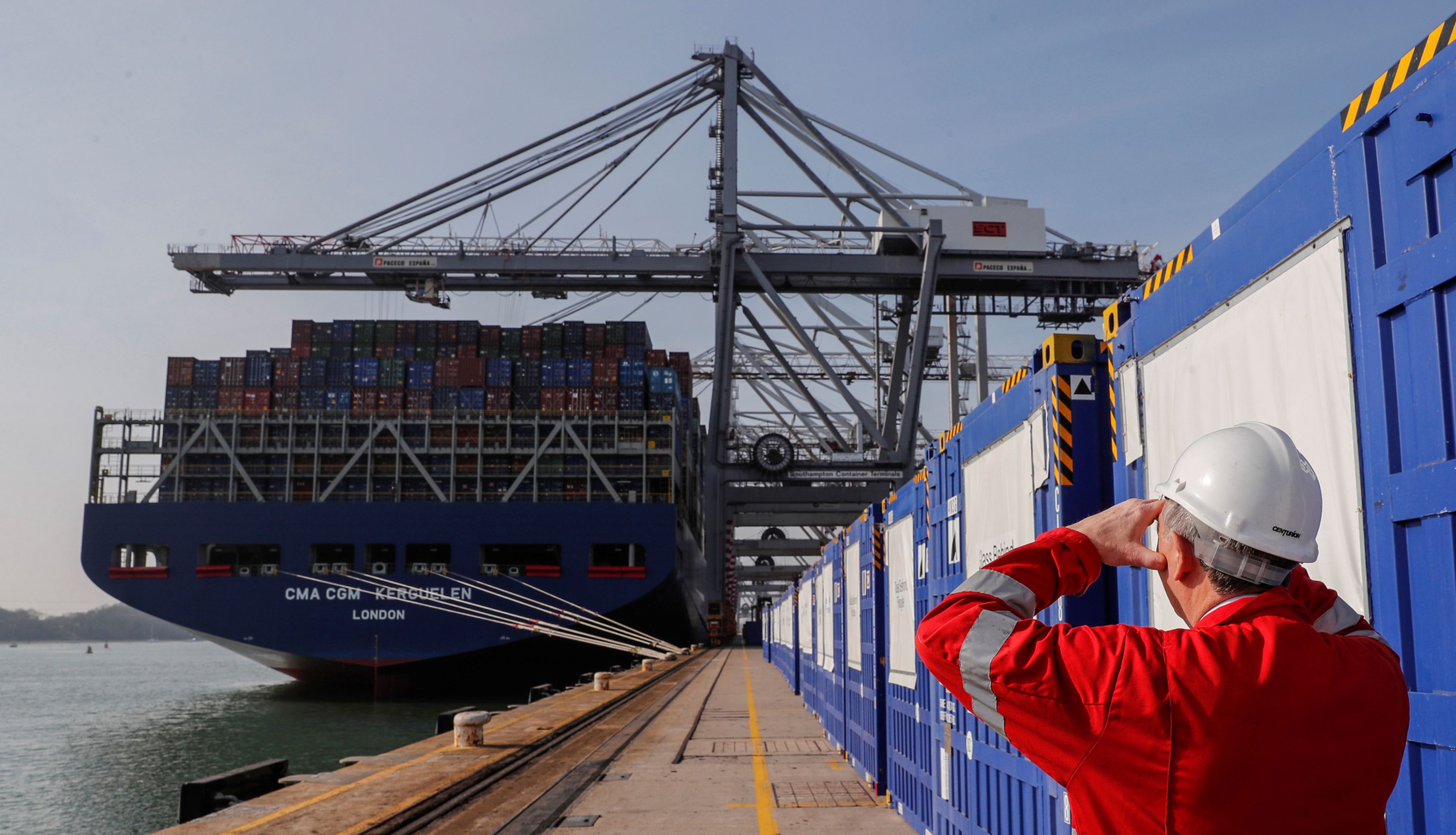 Un carguero listo para descargar su mercancía en el puerto de Southampton (Reino Unido)