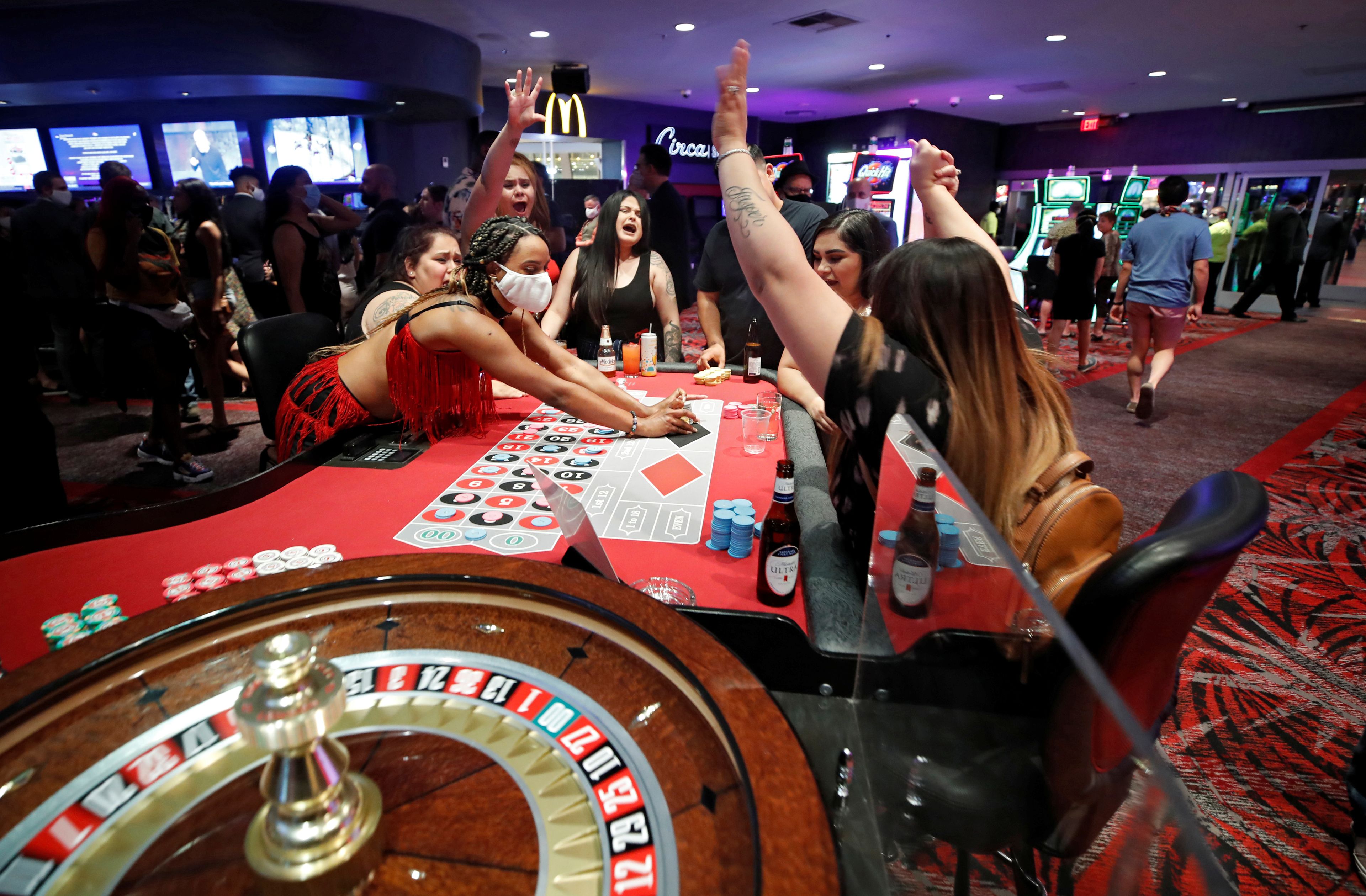 Un casino de Las Vegas reabierto durante la pandemia del coronavirus