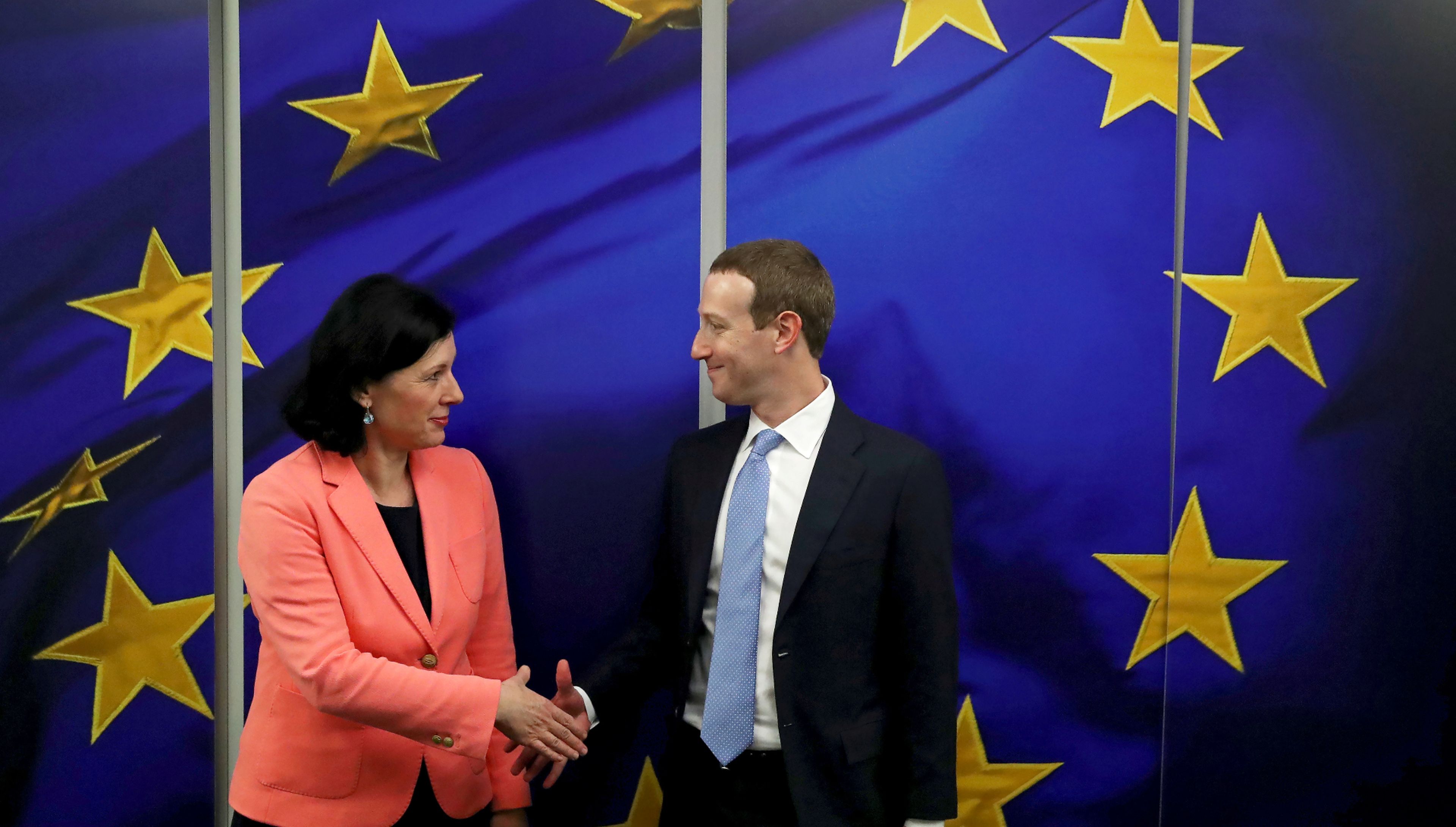 El CEO de Facebook, Mark Zuckerberg, y la vicepresidenta de la Comisión Europea responsable de Estado de Derecho, Vera Jourova