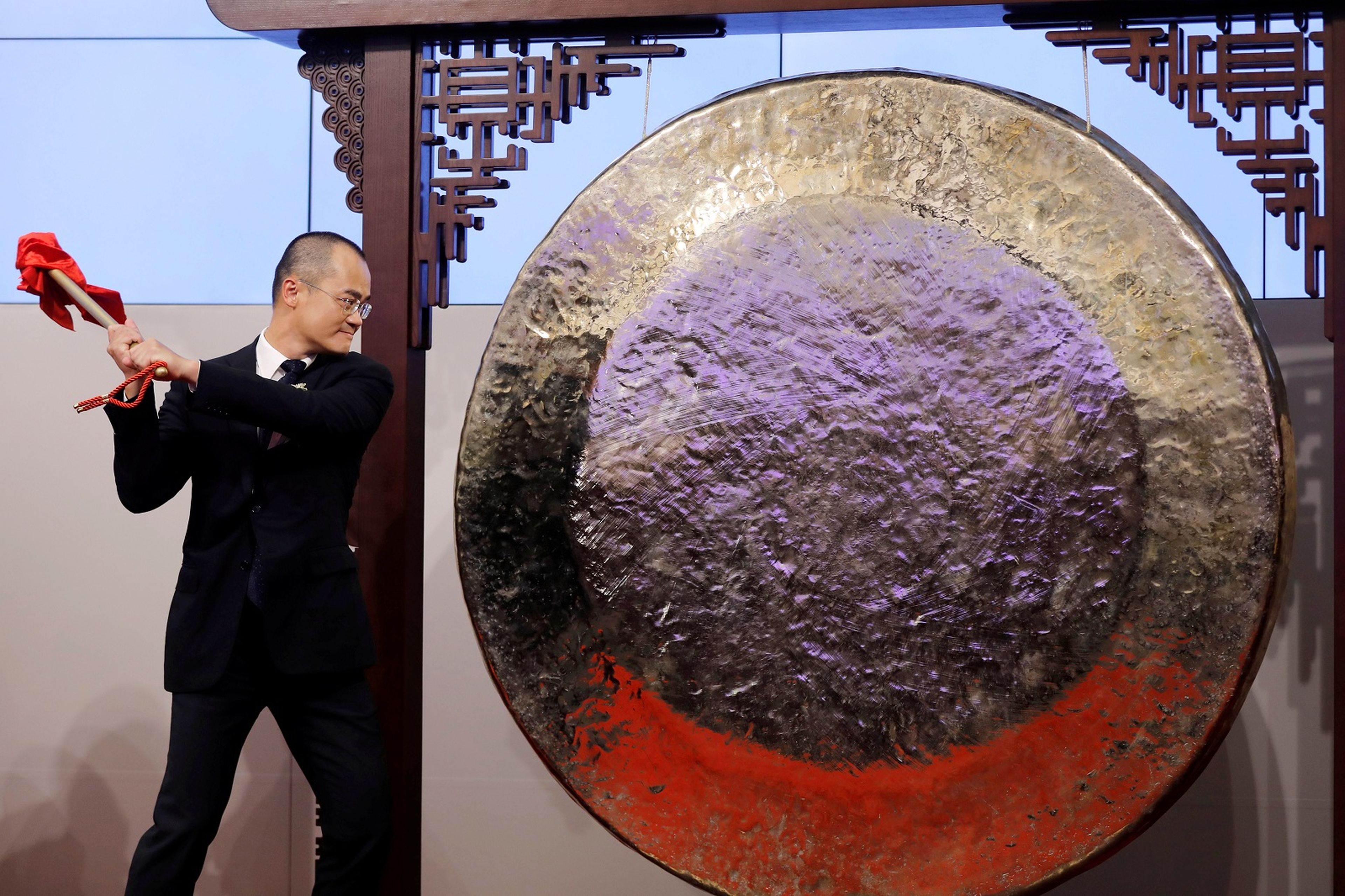 El CEO de Meituan Dianping, Xing Wang, golpea un gong en el debut de su empresa en el índice hongkonés.