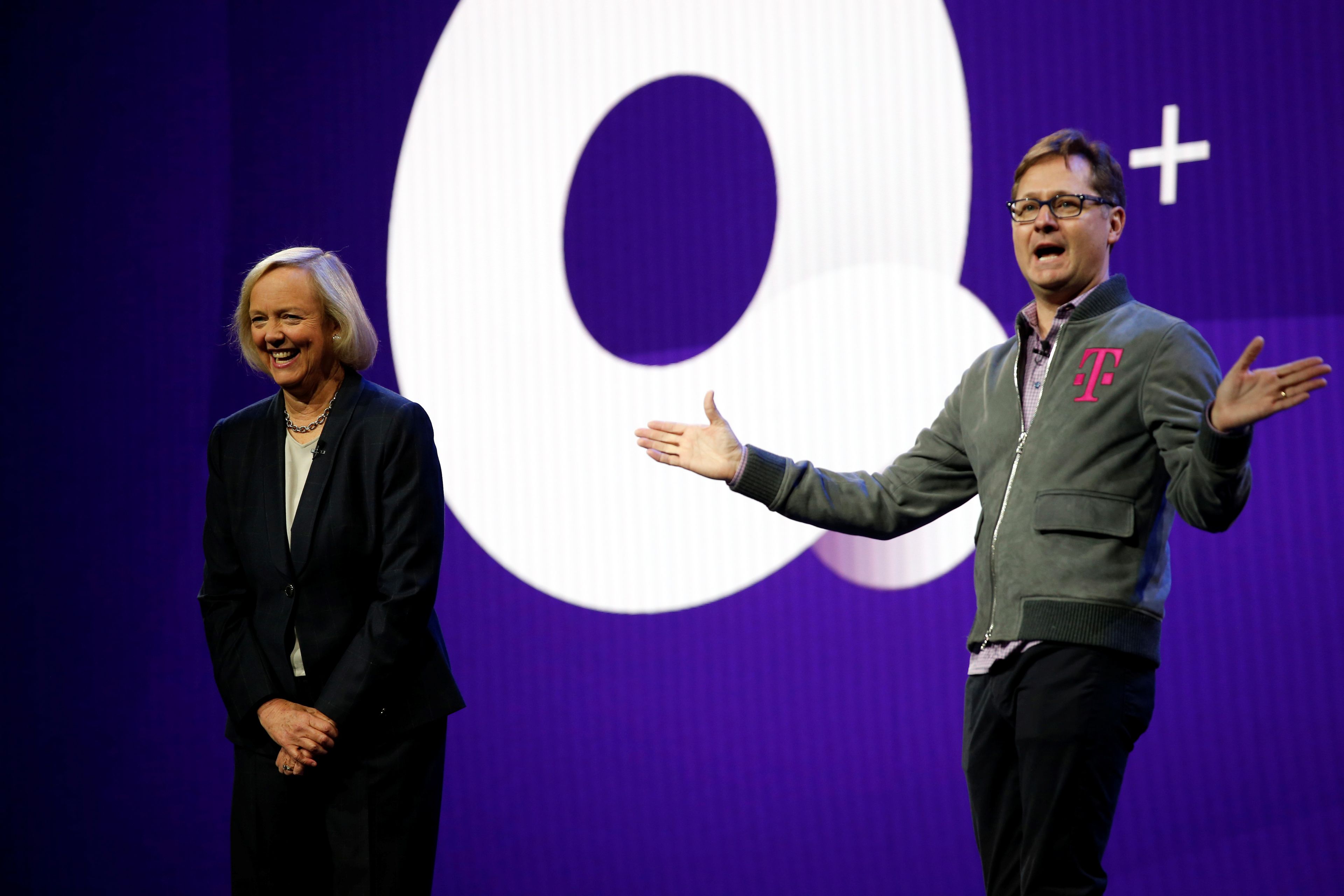 La CEO de Quibi, Meg Whitman, y el de T-Mobile, Mike Sievert, anuncian su colaboración.