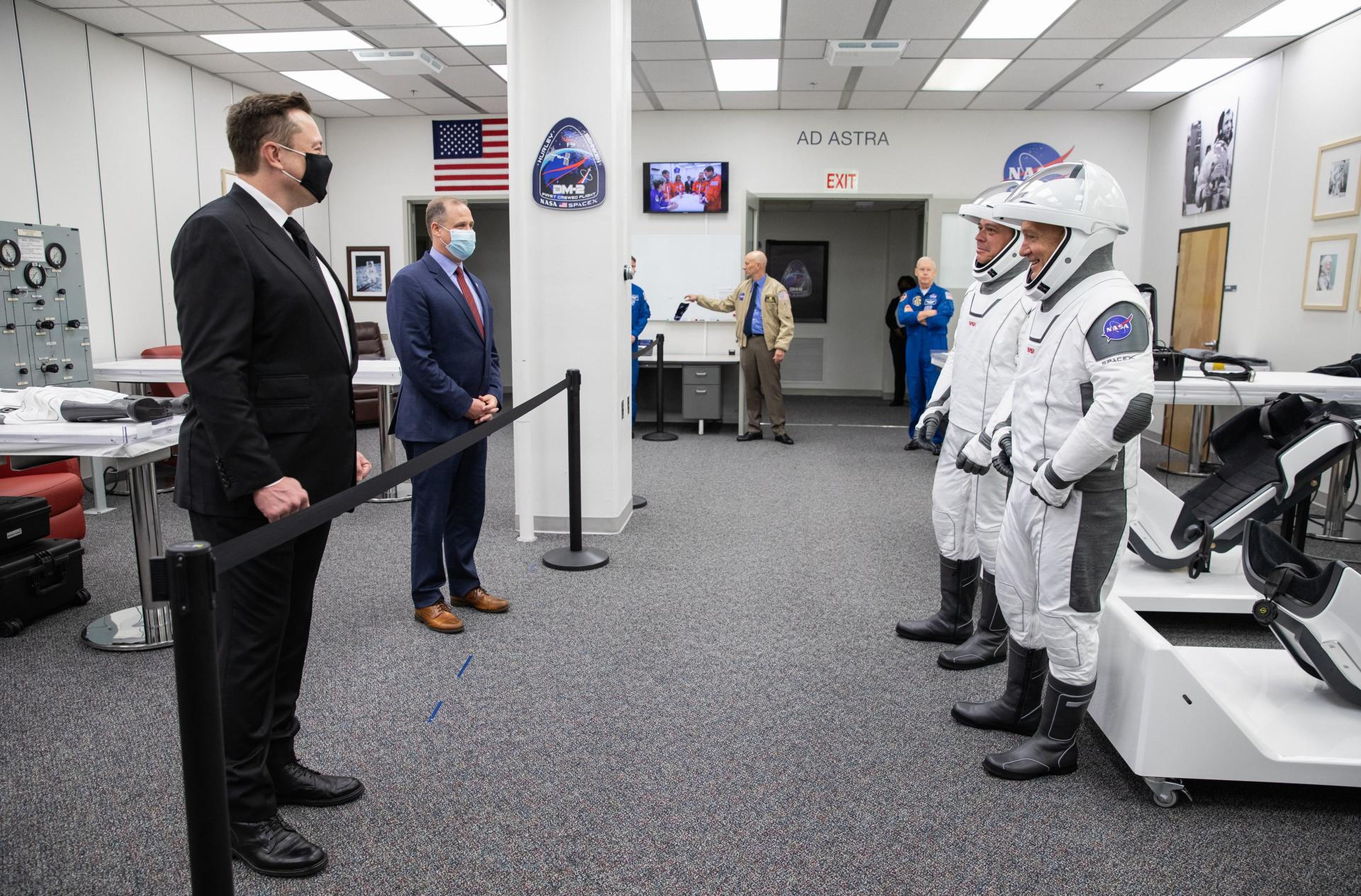 El CEO de SpaceX, Elon Musk, aguarda detrás del cordón de la NASA para culminar las pruebas de lanzamiento de su nave Crew Dragon.