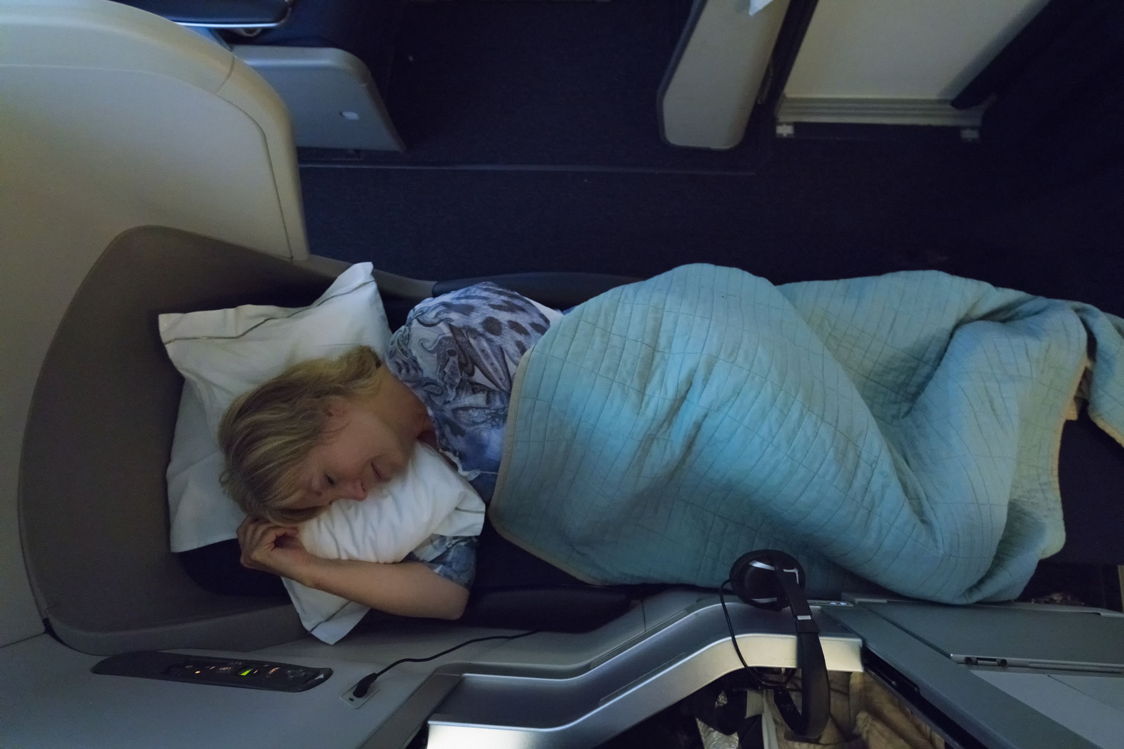Chica durmiendo en avión
