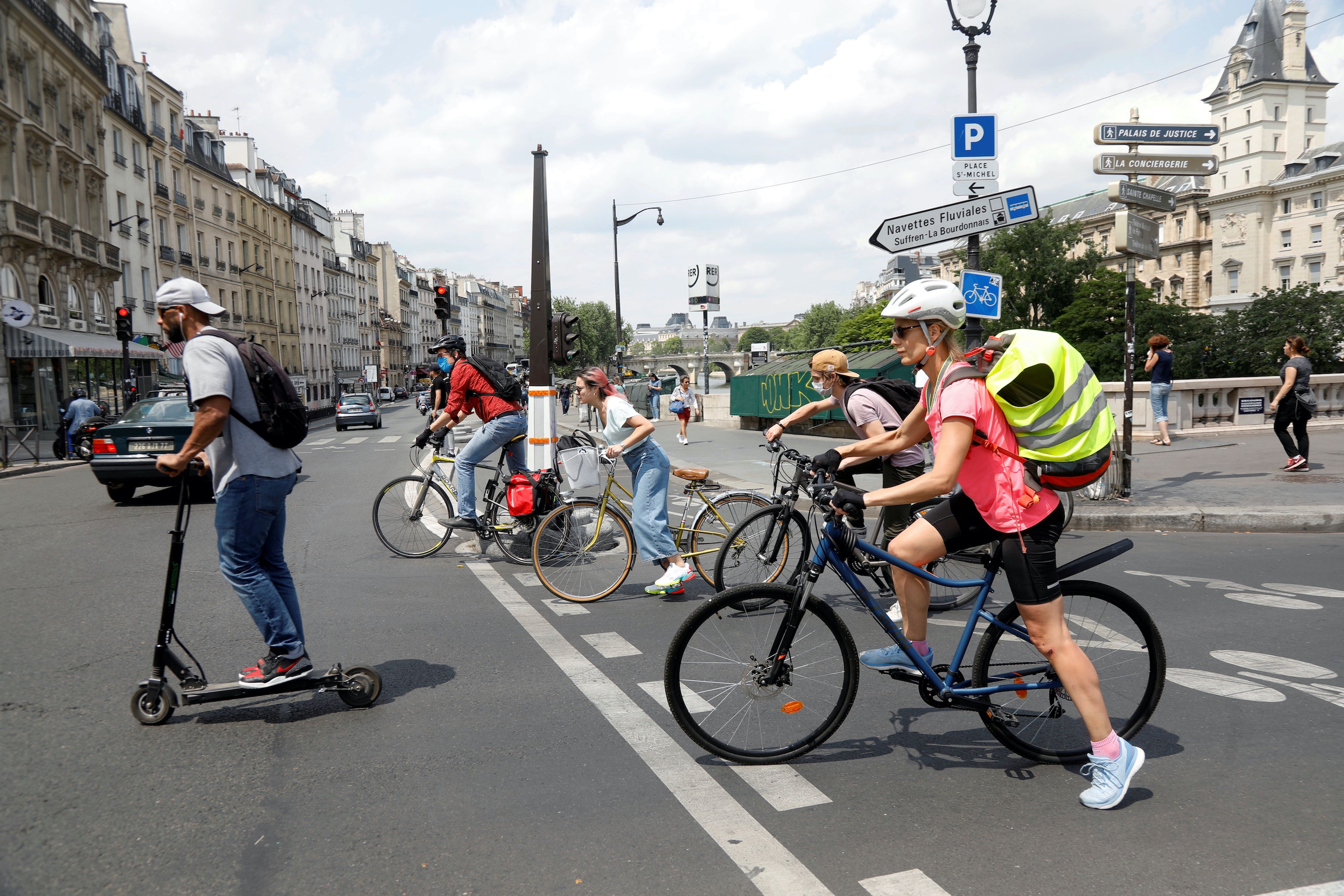 Ciclistas y usuarios de patines en París, en plena pandemia del coronavirus, este junio.