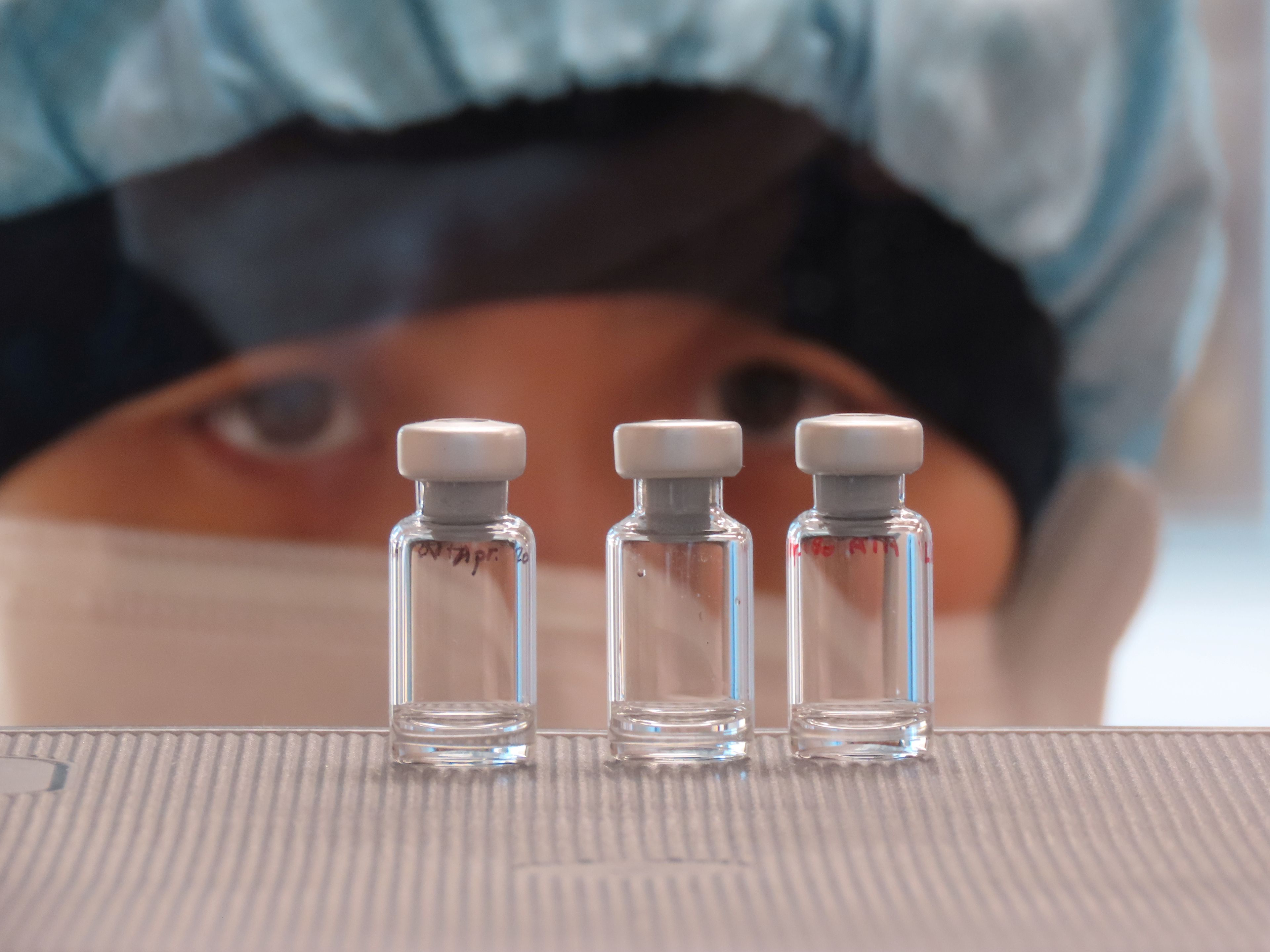 Un científico supervisa unos viales con vacunas en la Universidad de Oxford